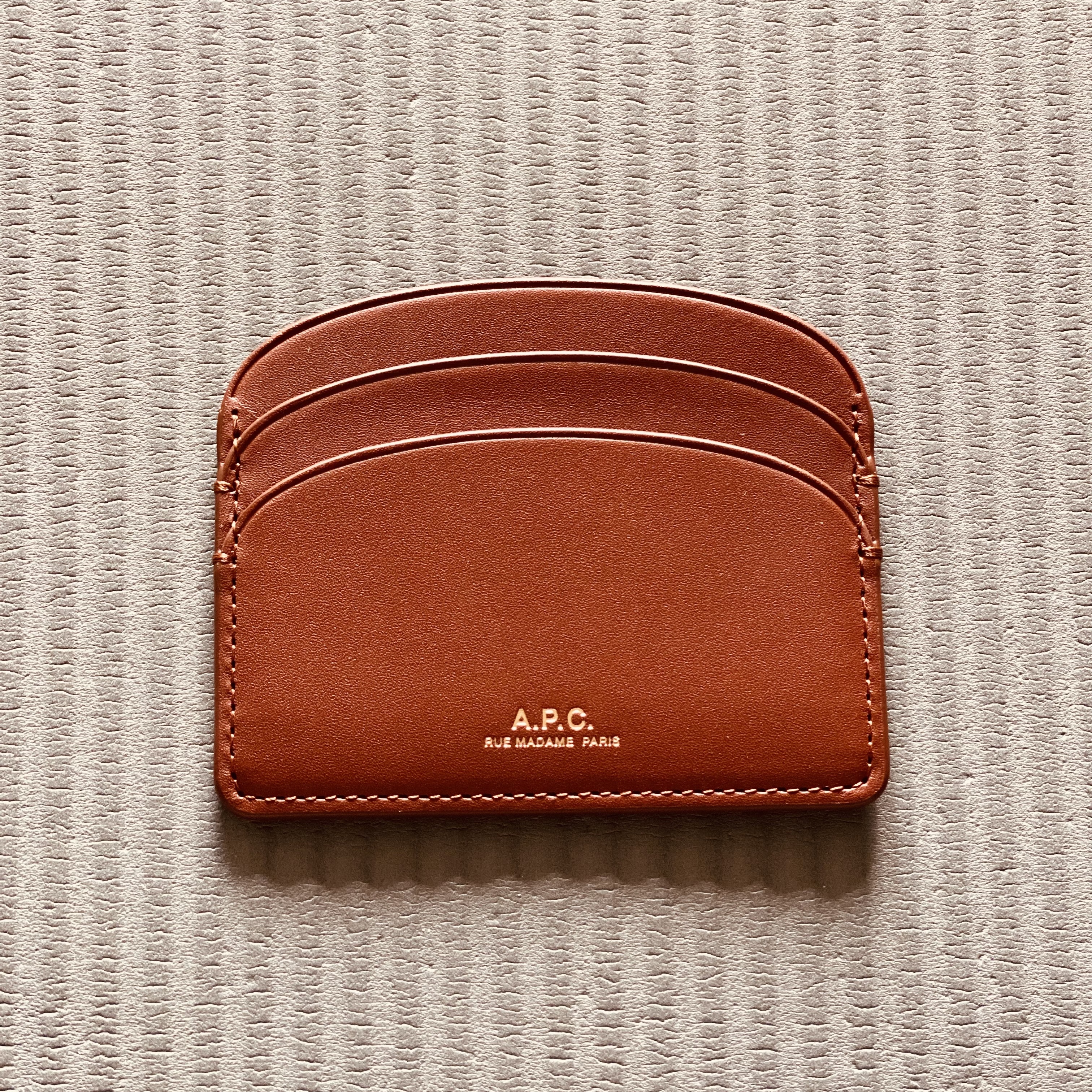 A.P.C. Demi-Lune Card Holder Nut Brown 착용 스타일 - 2