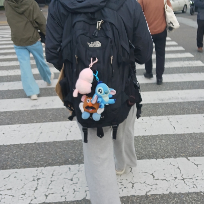 Jansport Big Student Backpack Black, Vans ComfyCush Old Skool Black True white 착용 스타일 - 2