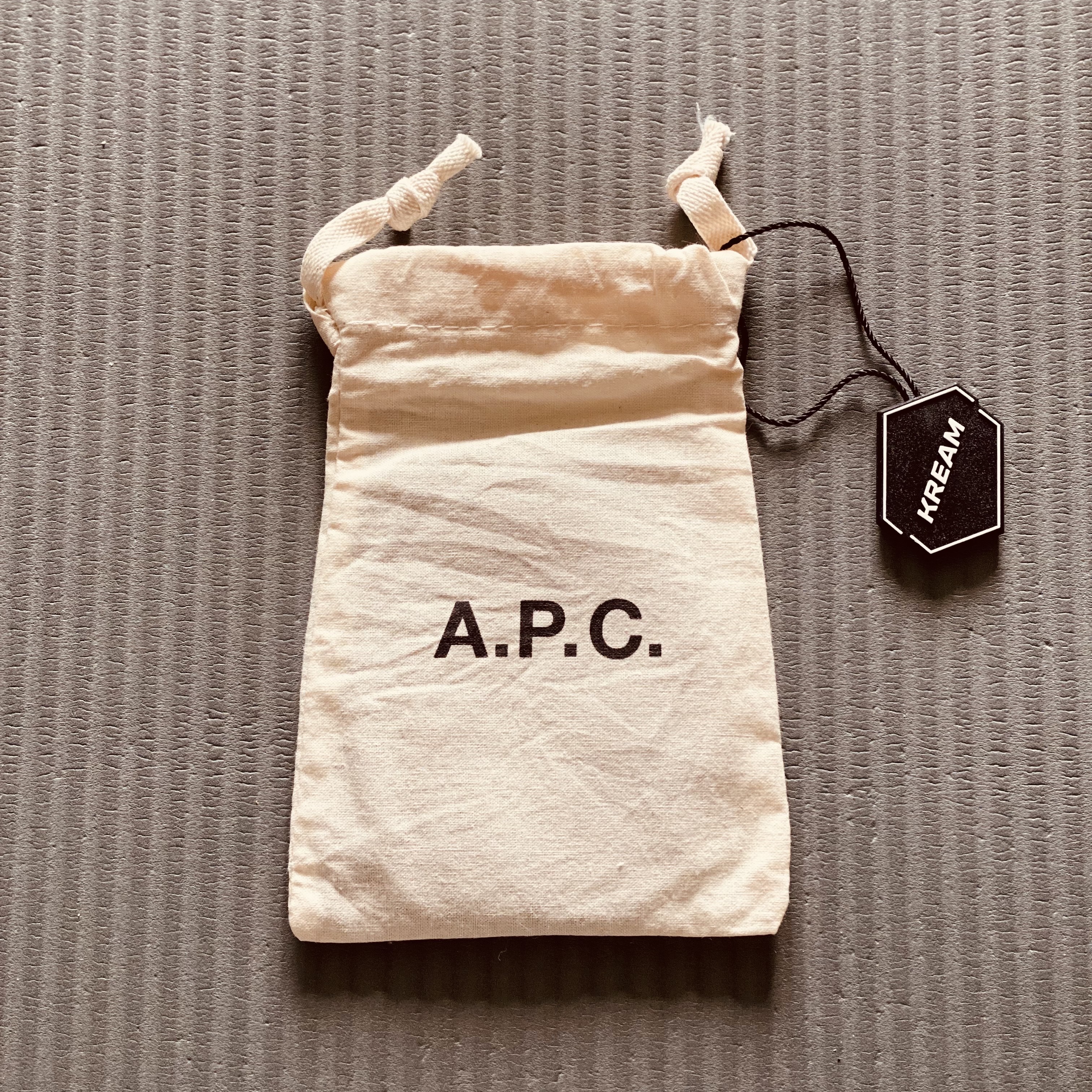 A.P.C. Demi-Lune Card Holder Nut Brown 착용 스타일 - 1