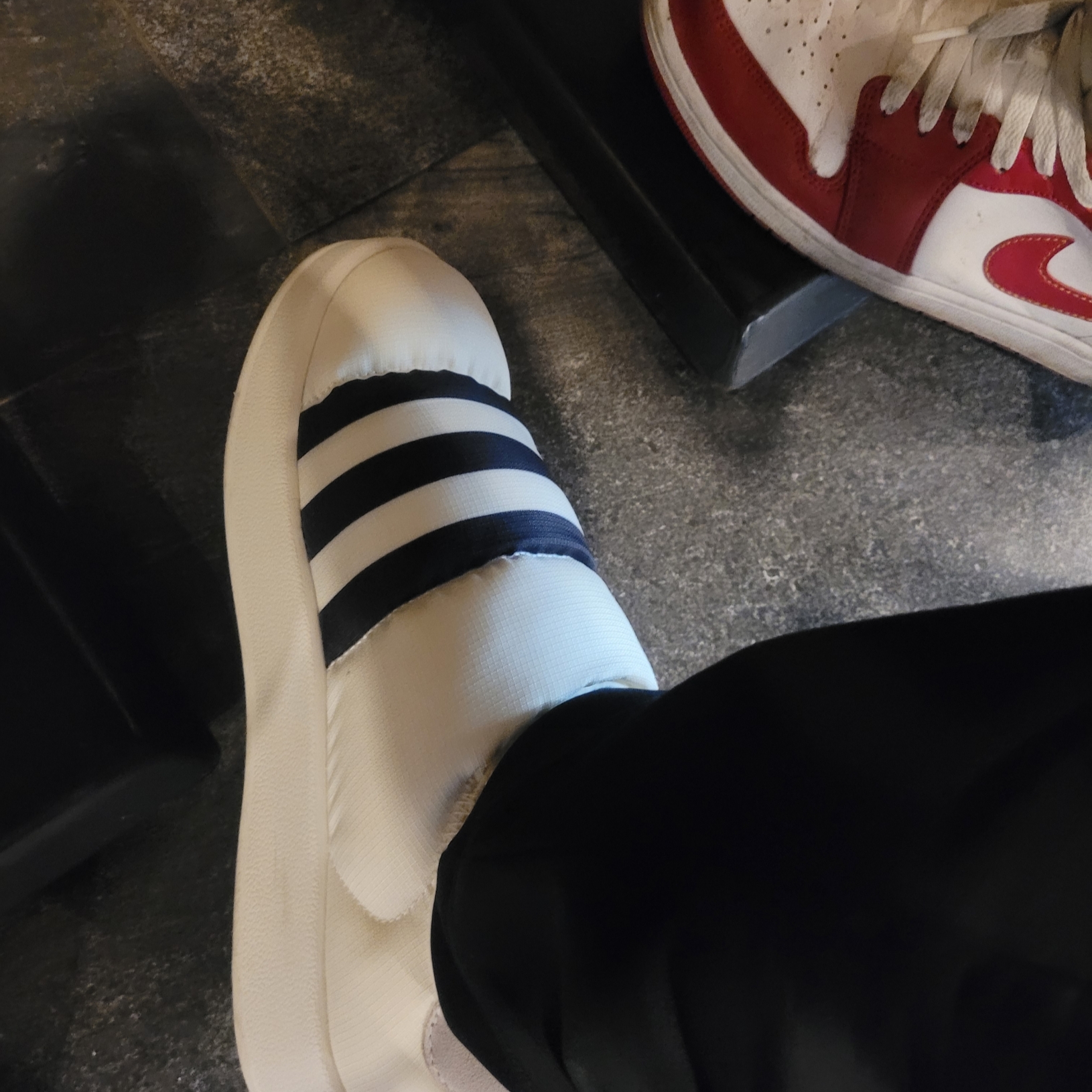 Adidas Puffylette Off White, Jordan 1 Low Cardinal Red 착용 스타일