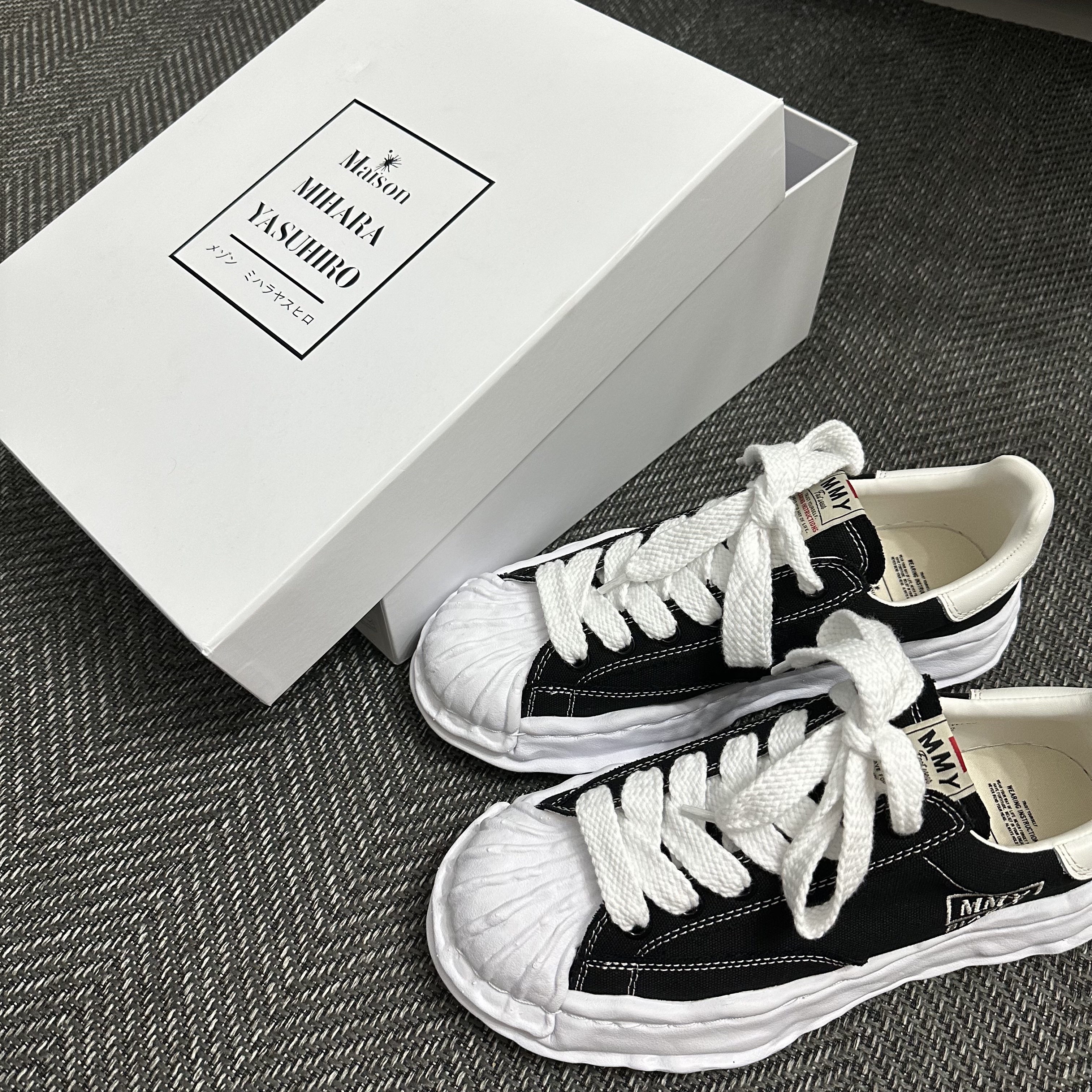 Maison Mihara Yasuhiro Blakey OG Sole Canvas Low-top Sneakers Black White 착용 스타일