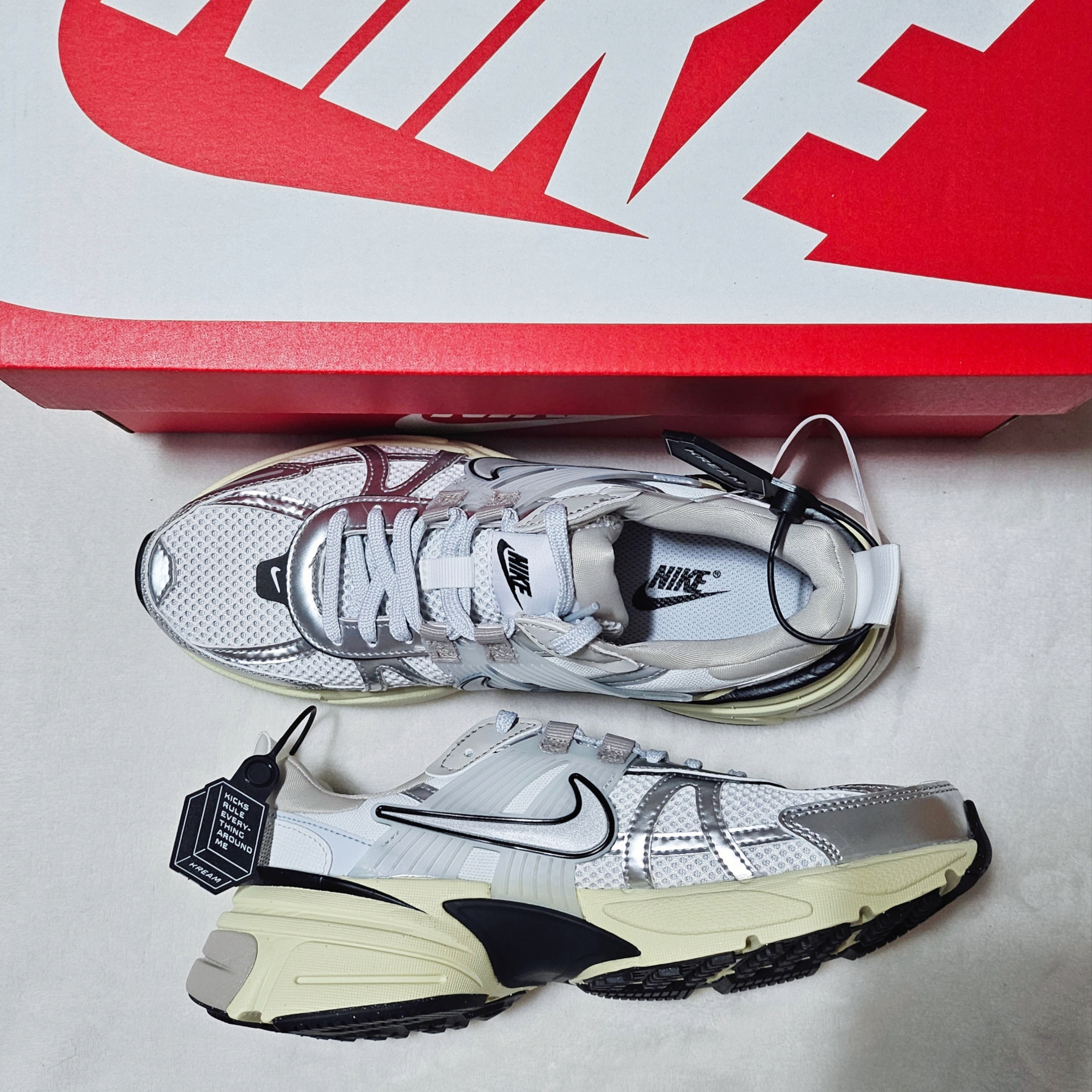 Nike V2K Run Summit White Metallic Silver 착용 스타일 - 2