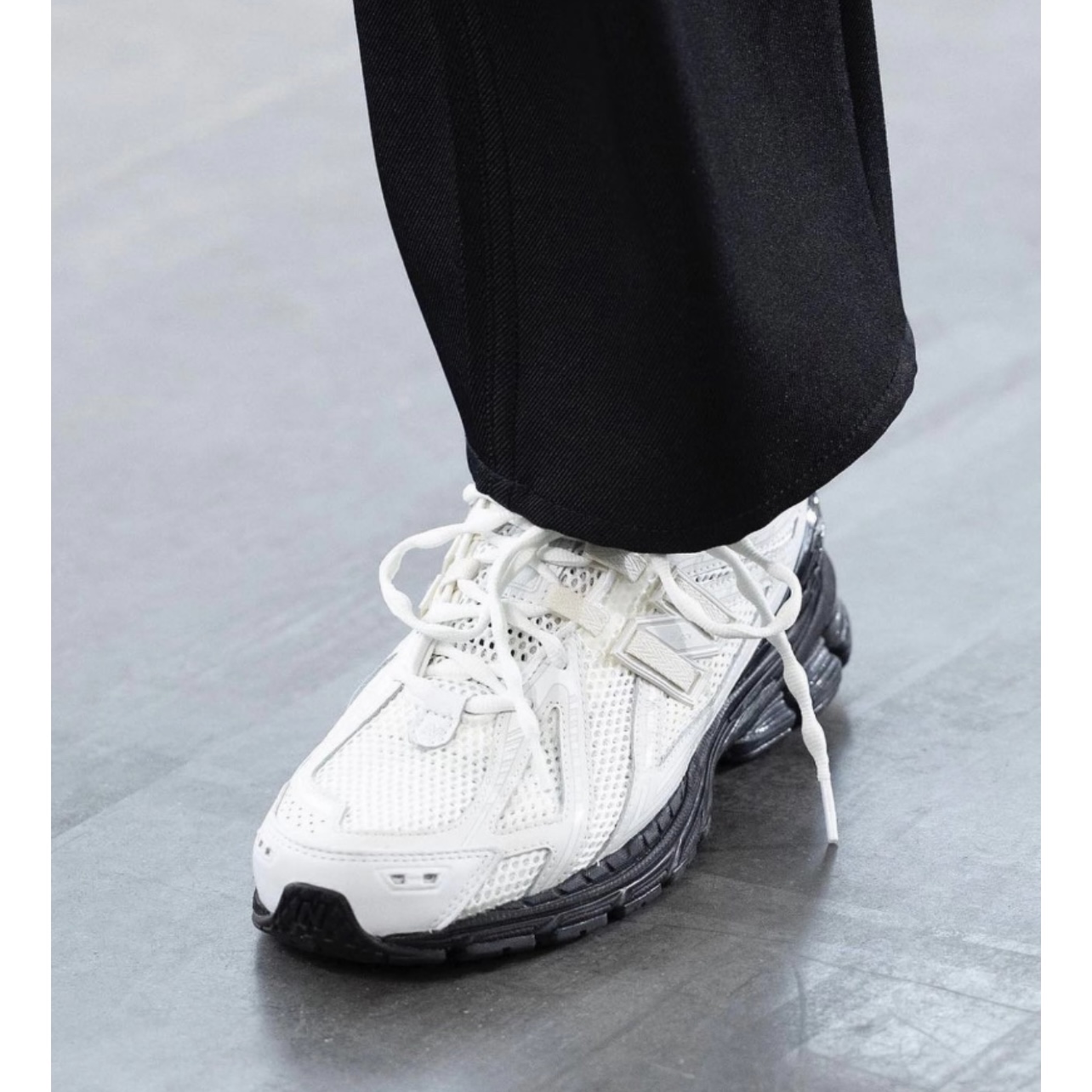 New Balance x Comme des Garcons Homme 1906R White 착용 스타일 - 3