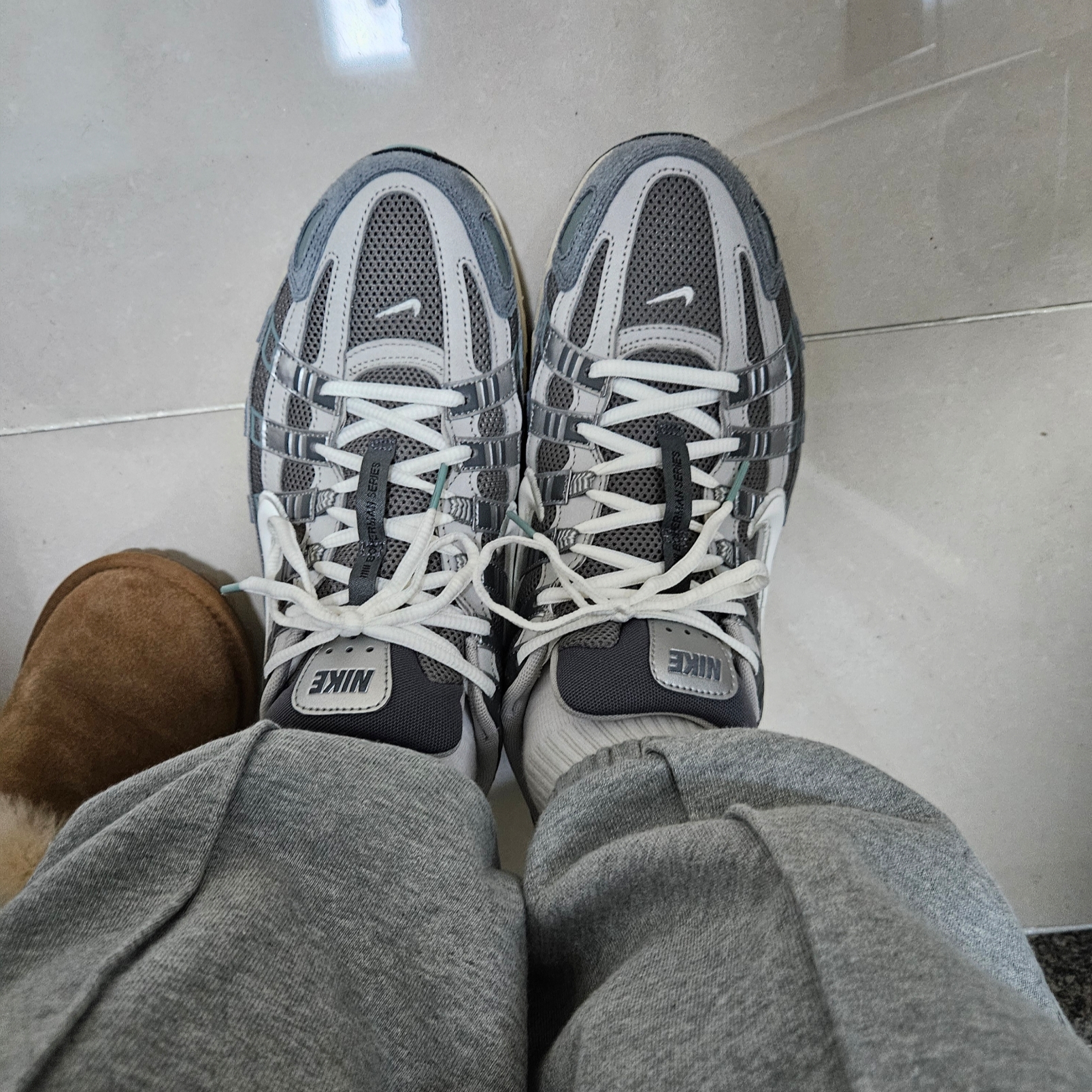 Nike P-6000 Flat Pewter Light Iron Ore 착용 스타일