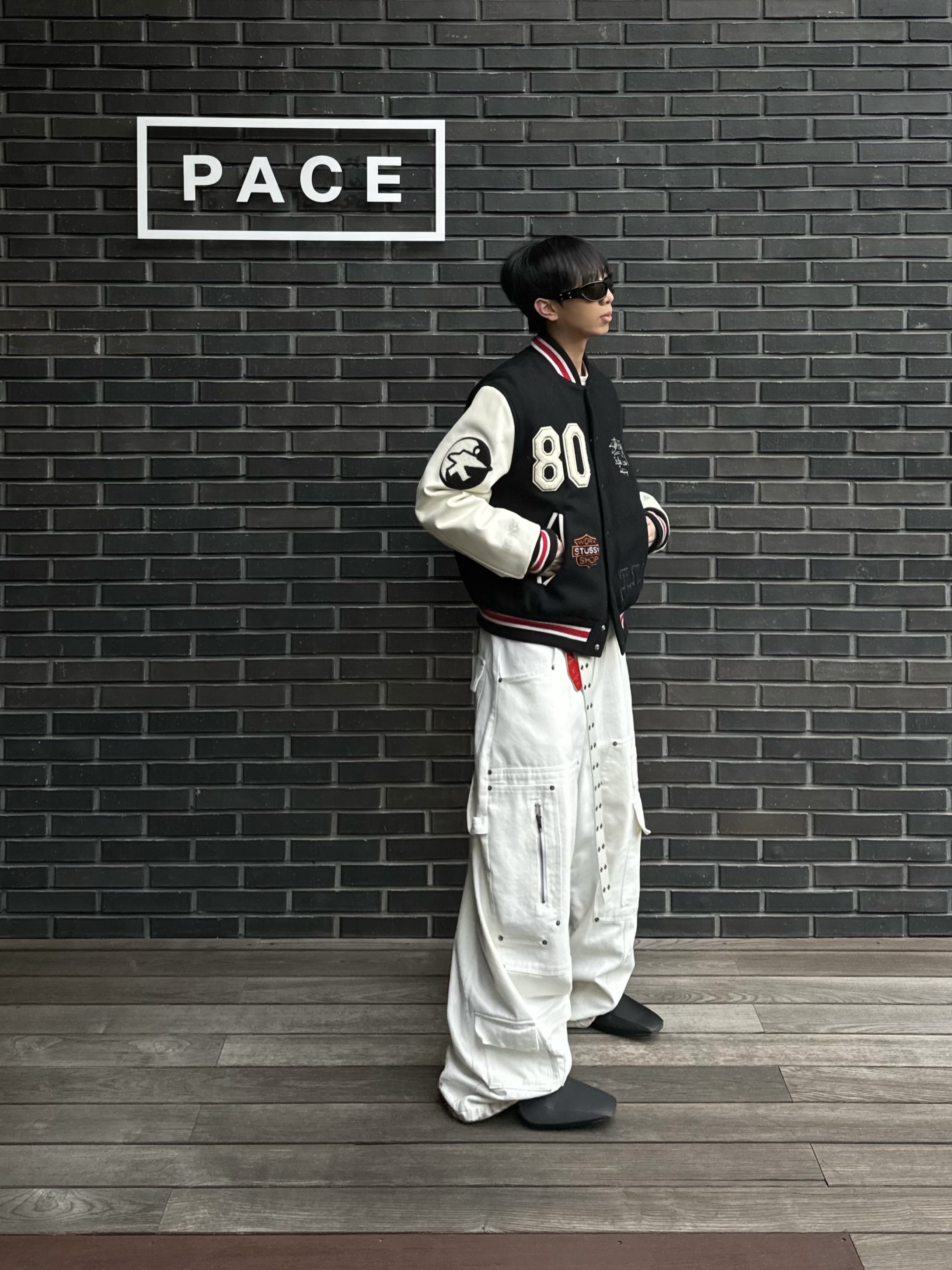 Nos Couleurs x Koin x Llud Rivet Carpenter Pants White, Stussy x Our Legacy x Denim Tears TTL Varsity Jacket Black 착용 스타일 - 4