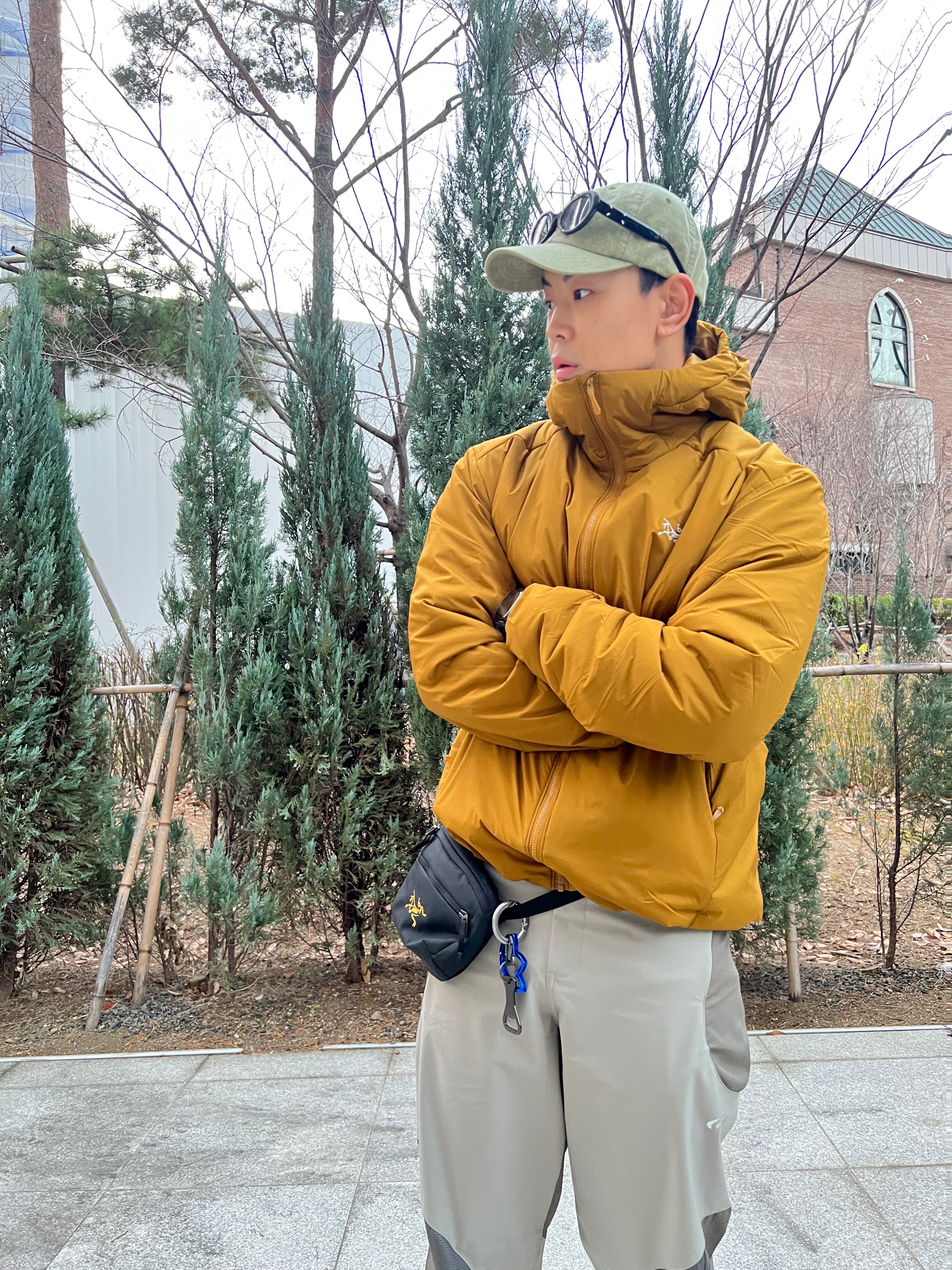 Arc'teryx Atom Heavyweight Hoody Yukon, Art of Field Three Colourway Pants Khaki 착용 스타일 - 4