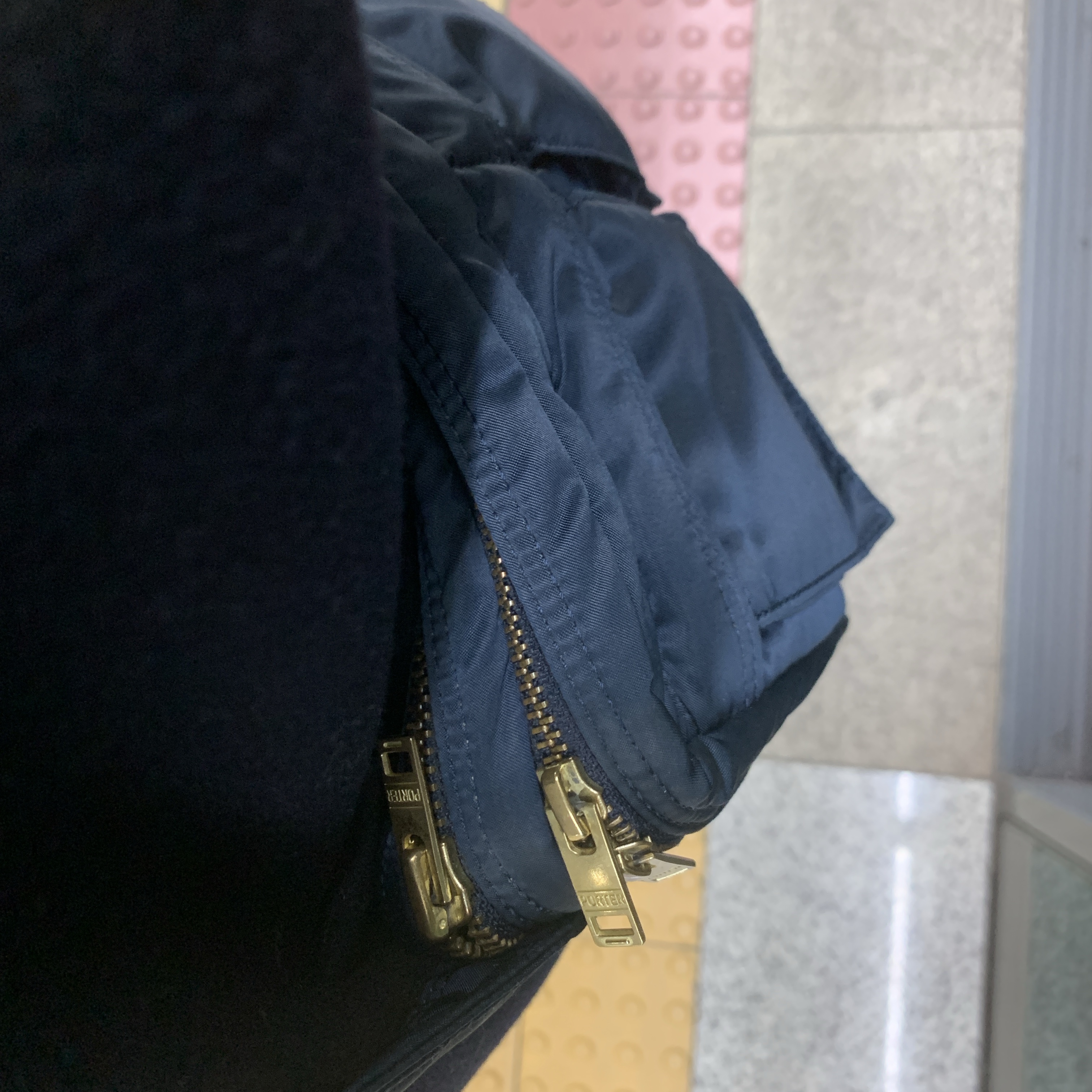 Porter Tanker Shoulder Bag L Iron Blue 착용 스타일
