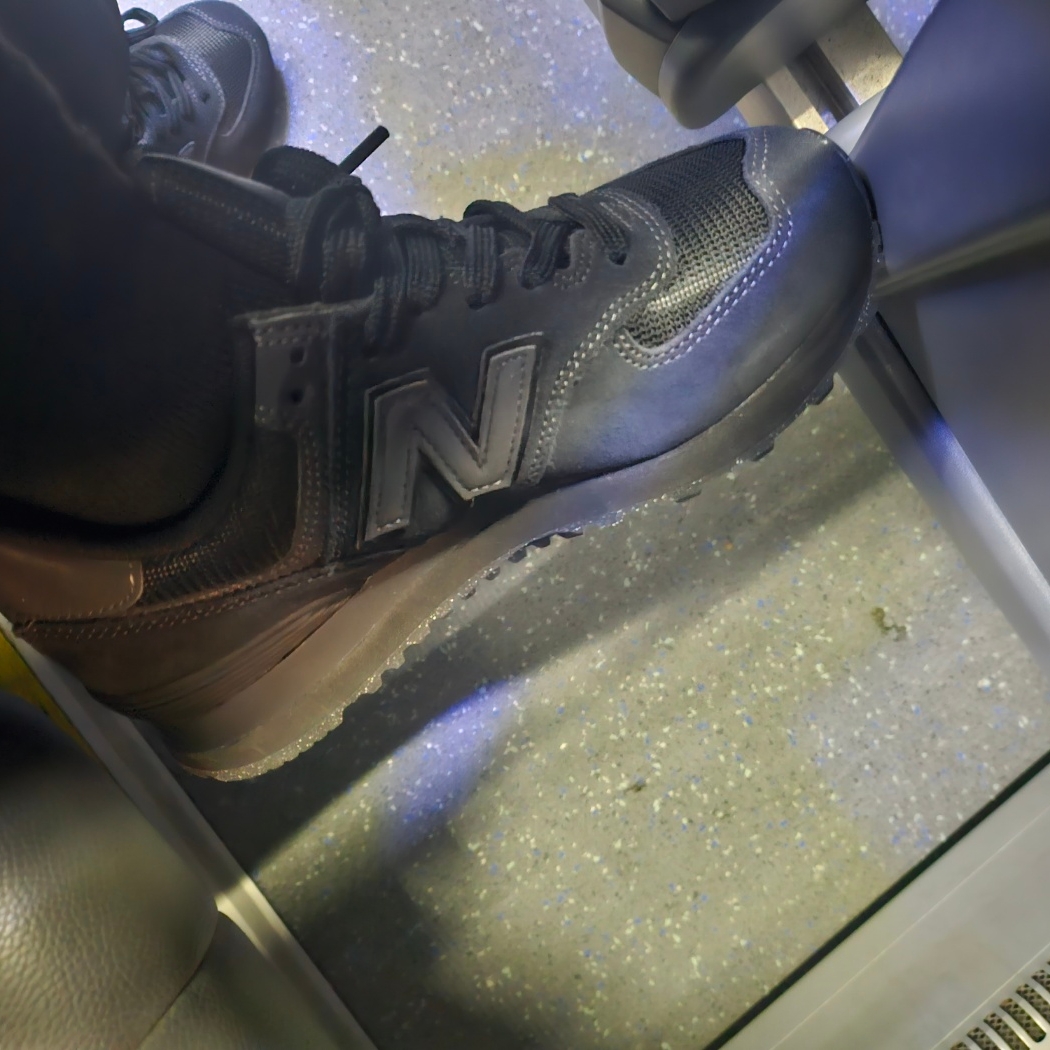 New Balance 574 Triple Black - D Standard 착용 스타일