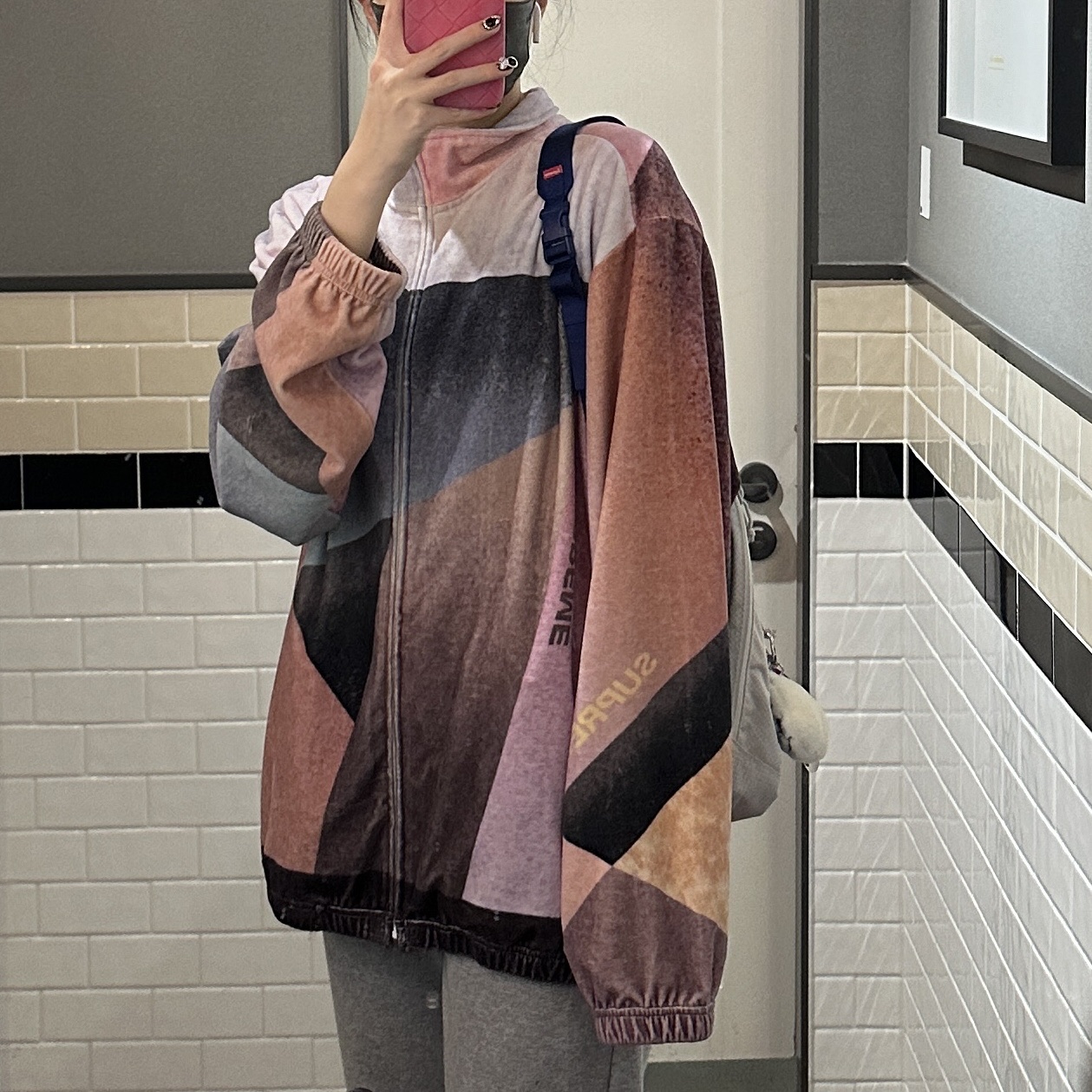 Supreme Geo Velour Track Jacket Pink - 23SS, Supreme Sling Bag Silver - 22SS 착용 스타일 - 1