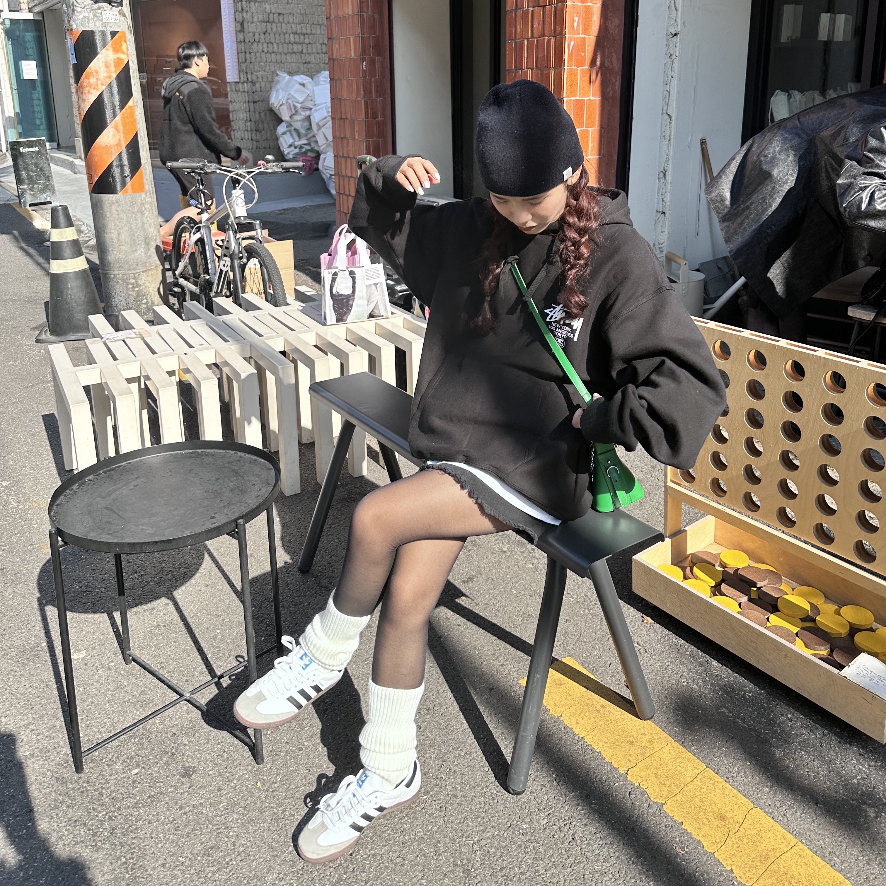 Adidas Samba Vegan White Black, Stussy World Tour Hoodie Black 2023 착용 스타일 - 2