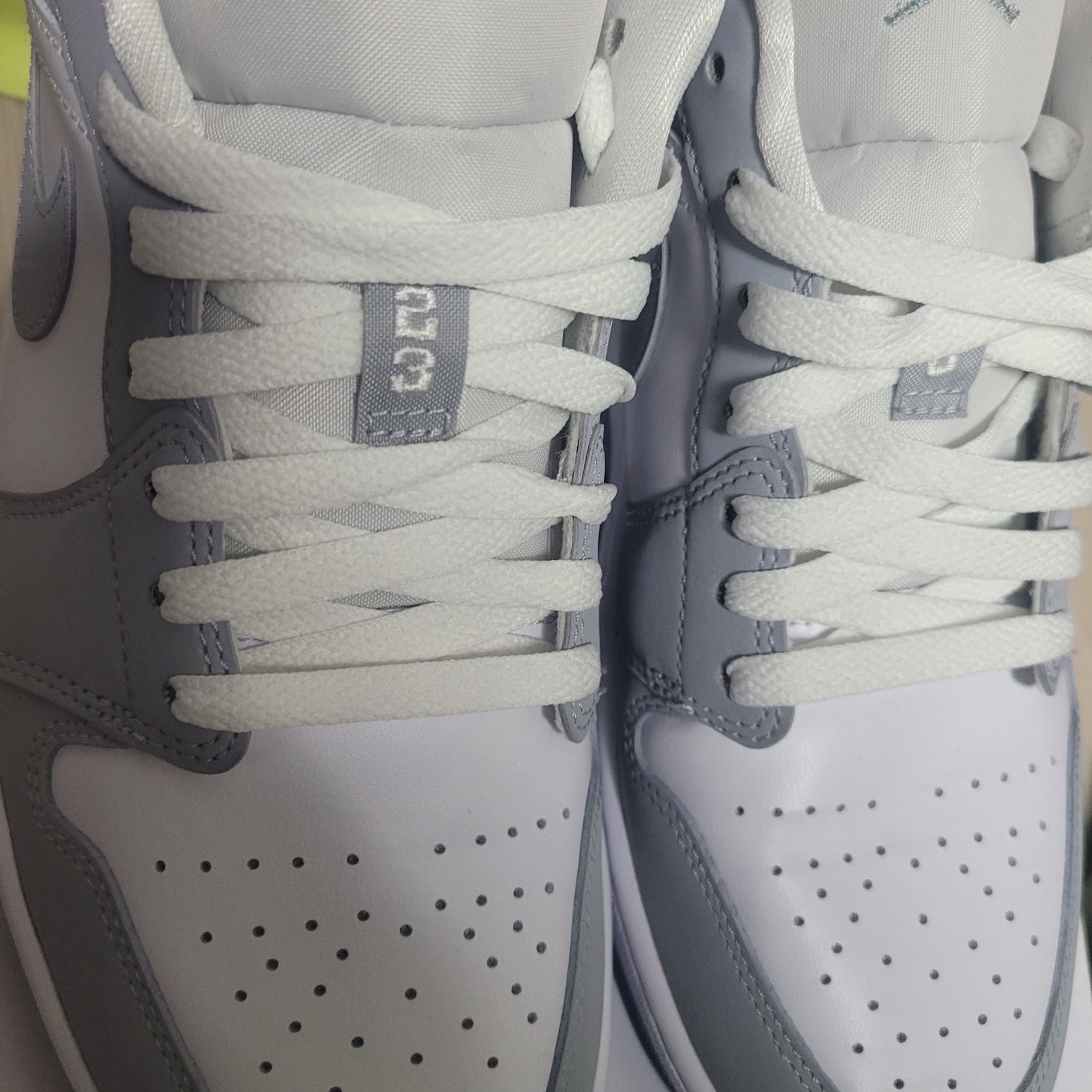 (W) Jordan 1 Low White Wolf Grey 착용 스타일 - 1