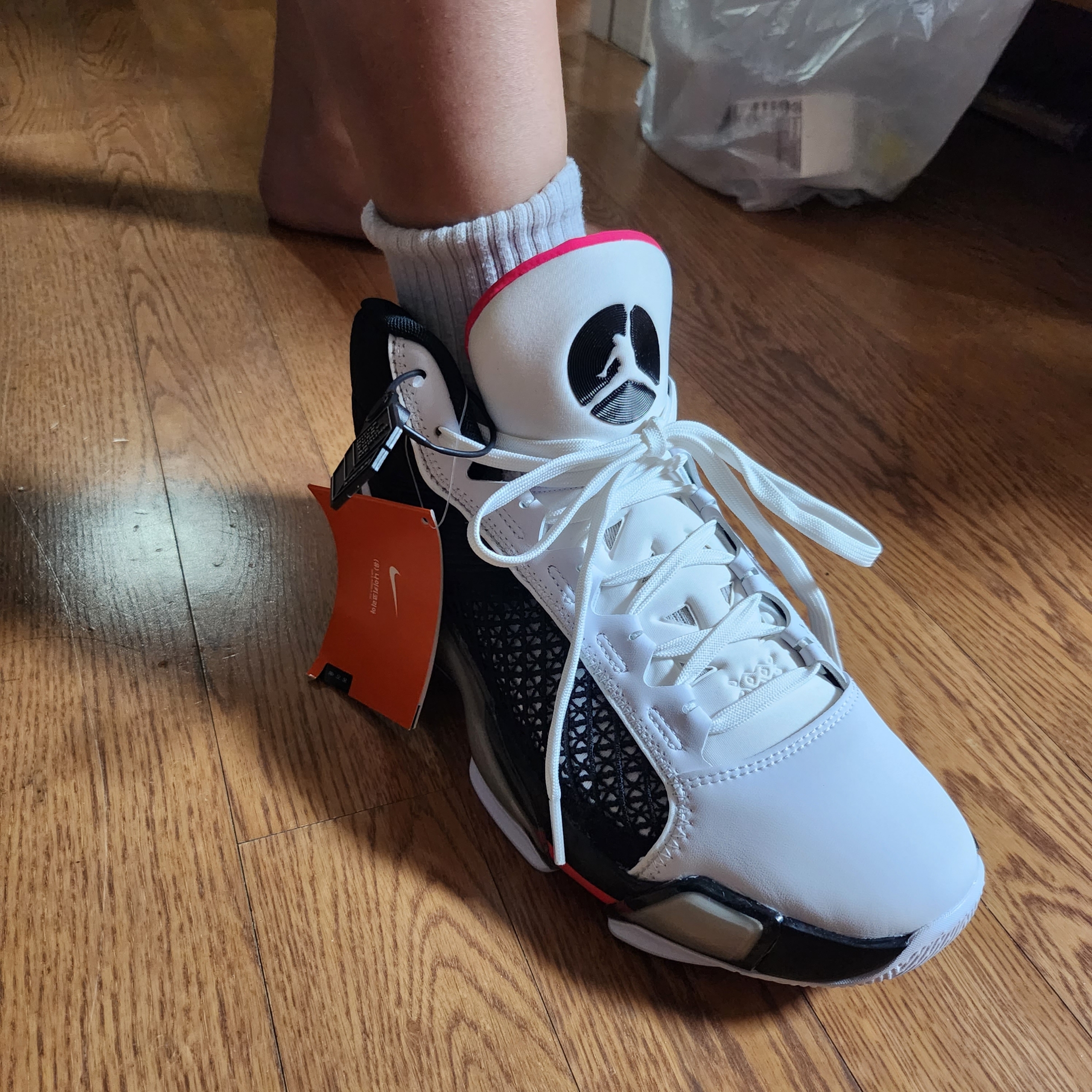 Jordan XXXVIII PF White Siren Red 착용 스타일