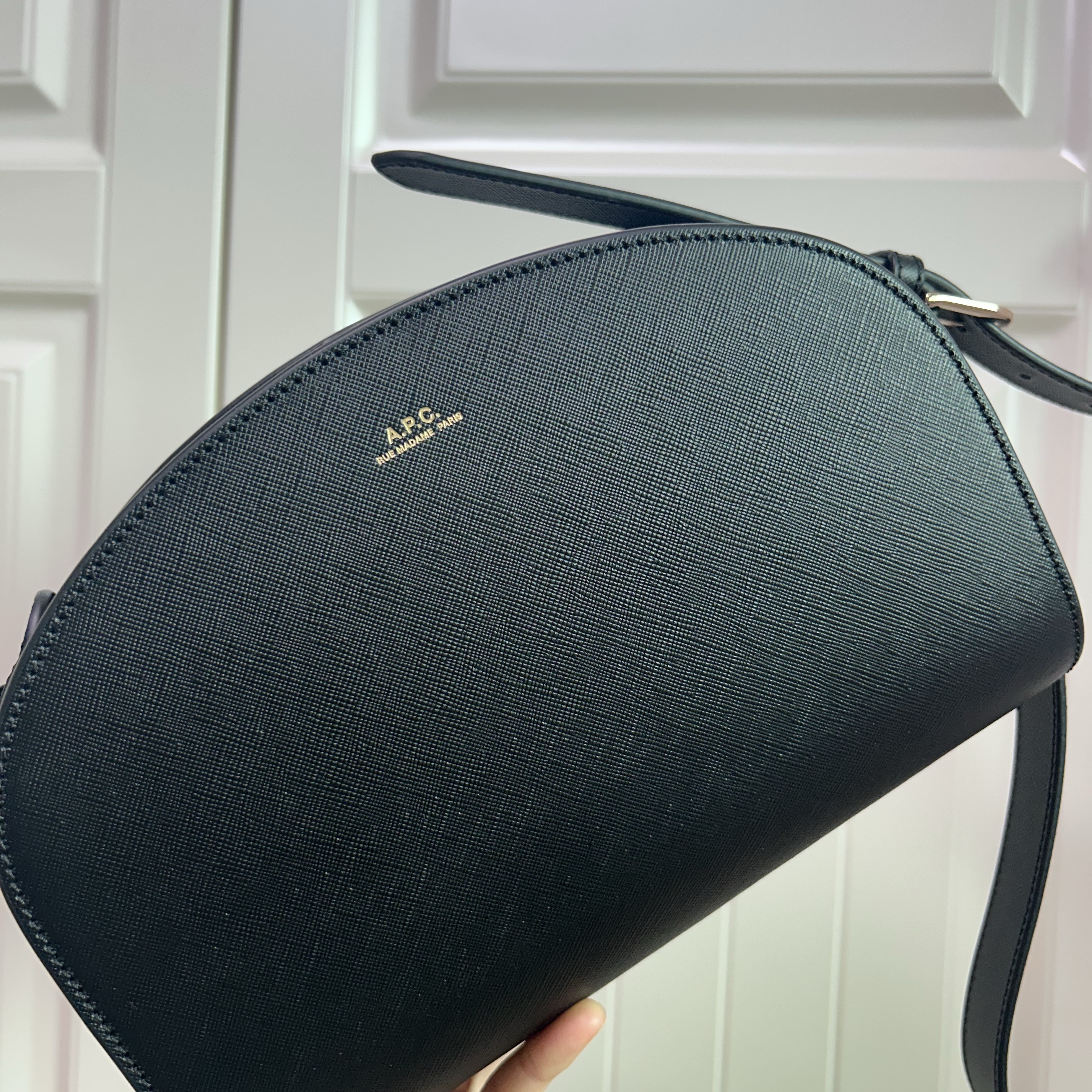 A.P.C. Saffiano Demi-Lune Bag Black 착용 스타일 - 4