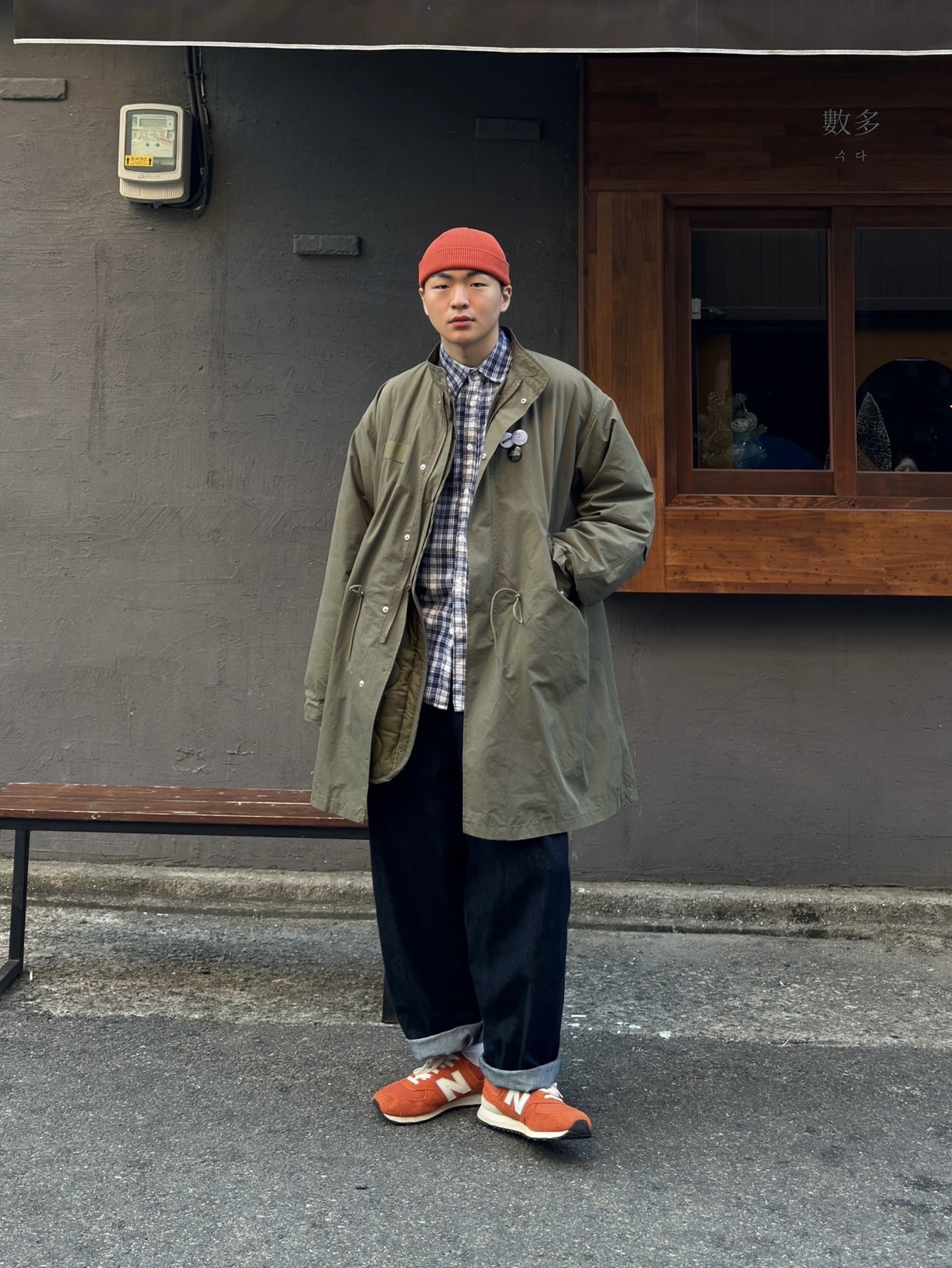New Balance x Size? 574 College Pack Orange 착용 스타일 - 1