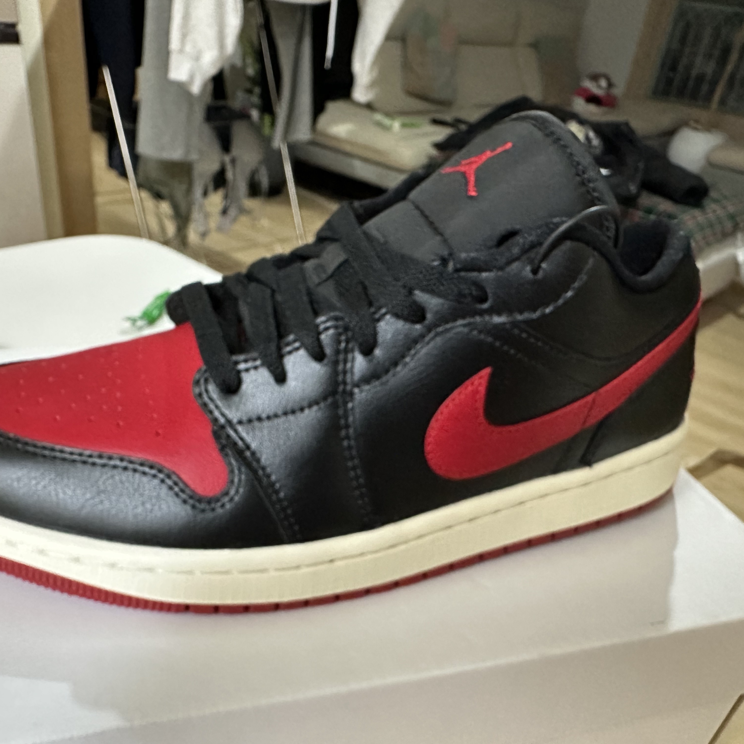 (W) Jordan 1 Low Black Gym Red 착용 스타일 - 2