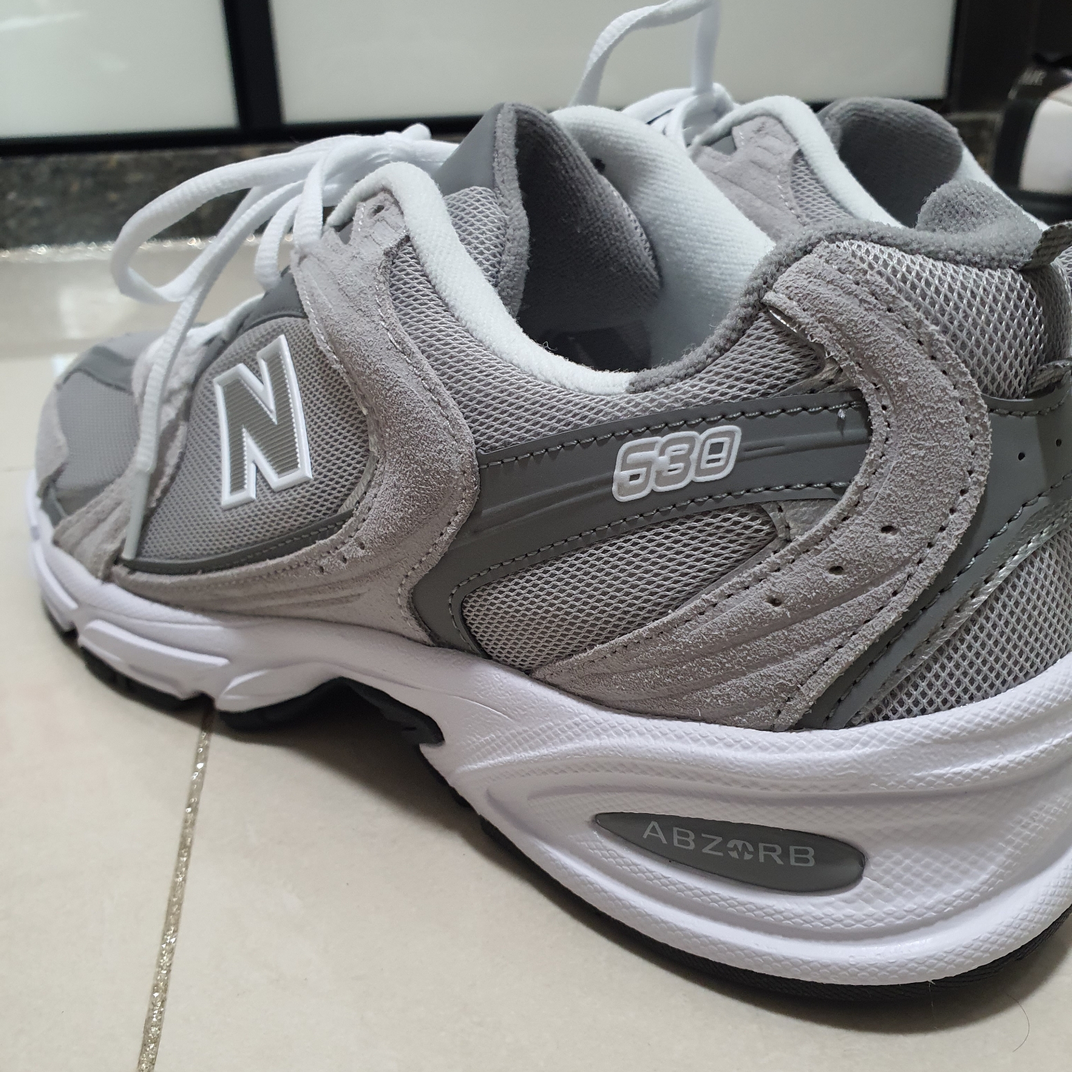 New Balance 530 Grey 착용 스타일 - 3