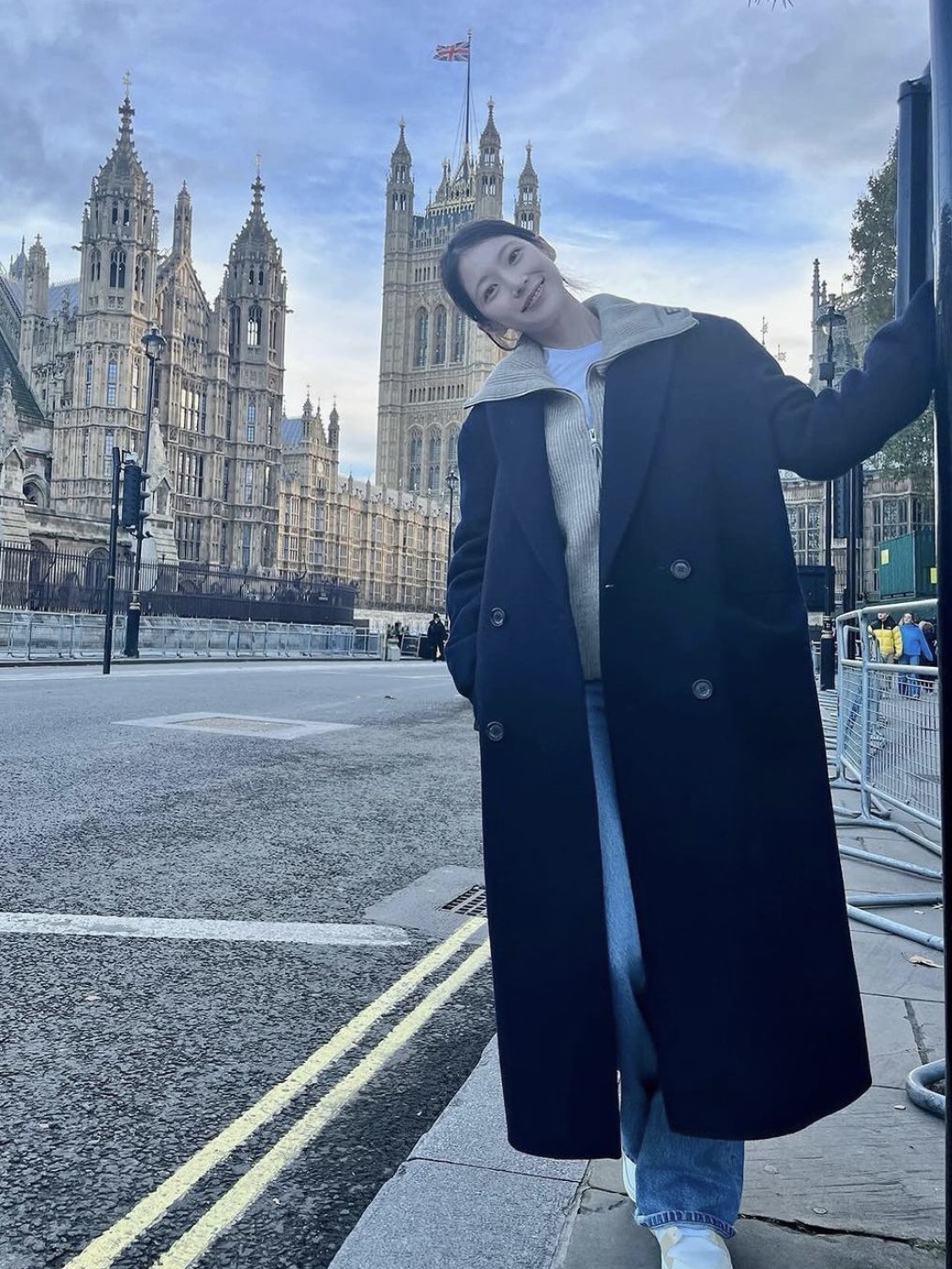 (W) S Max Mara Esturia Long Wool Coat Black, Lemaire Double Wool Wrap Coat Black 착용 스타일 - 3