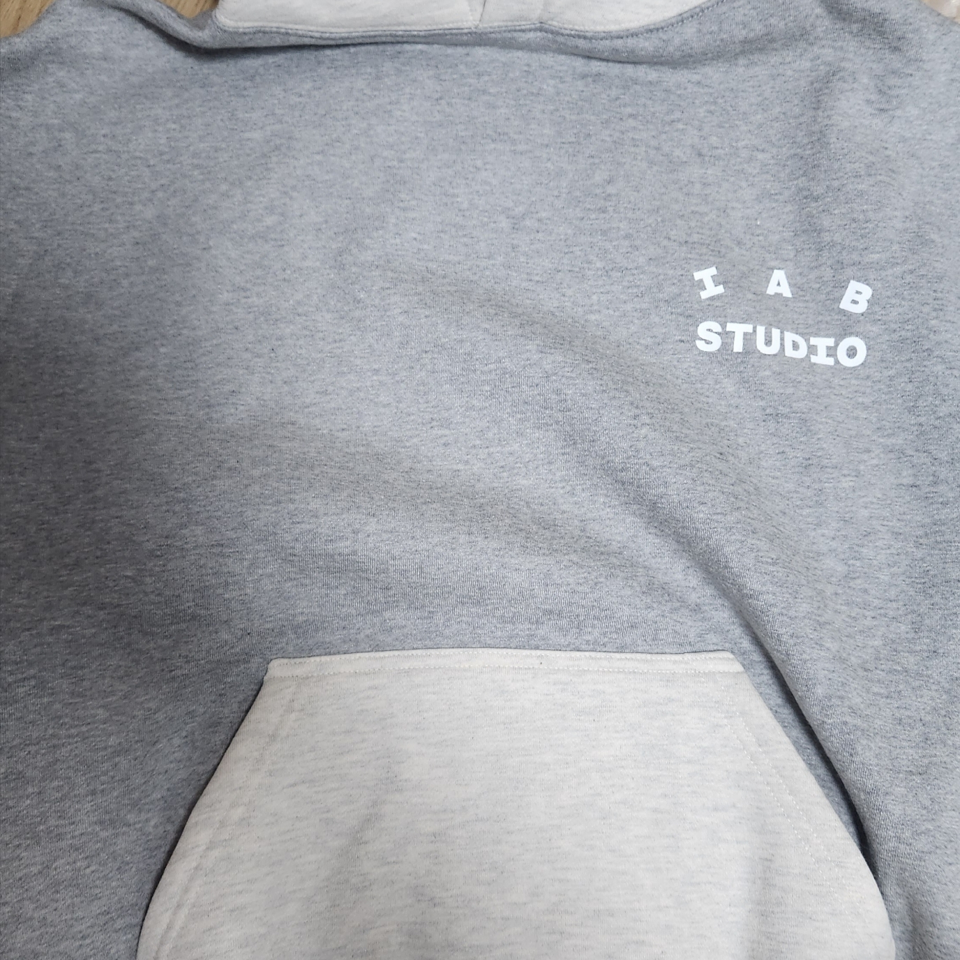IAB Studio Hoodie Dual Gray 착용 스타일 - 3