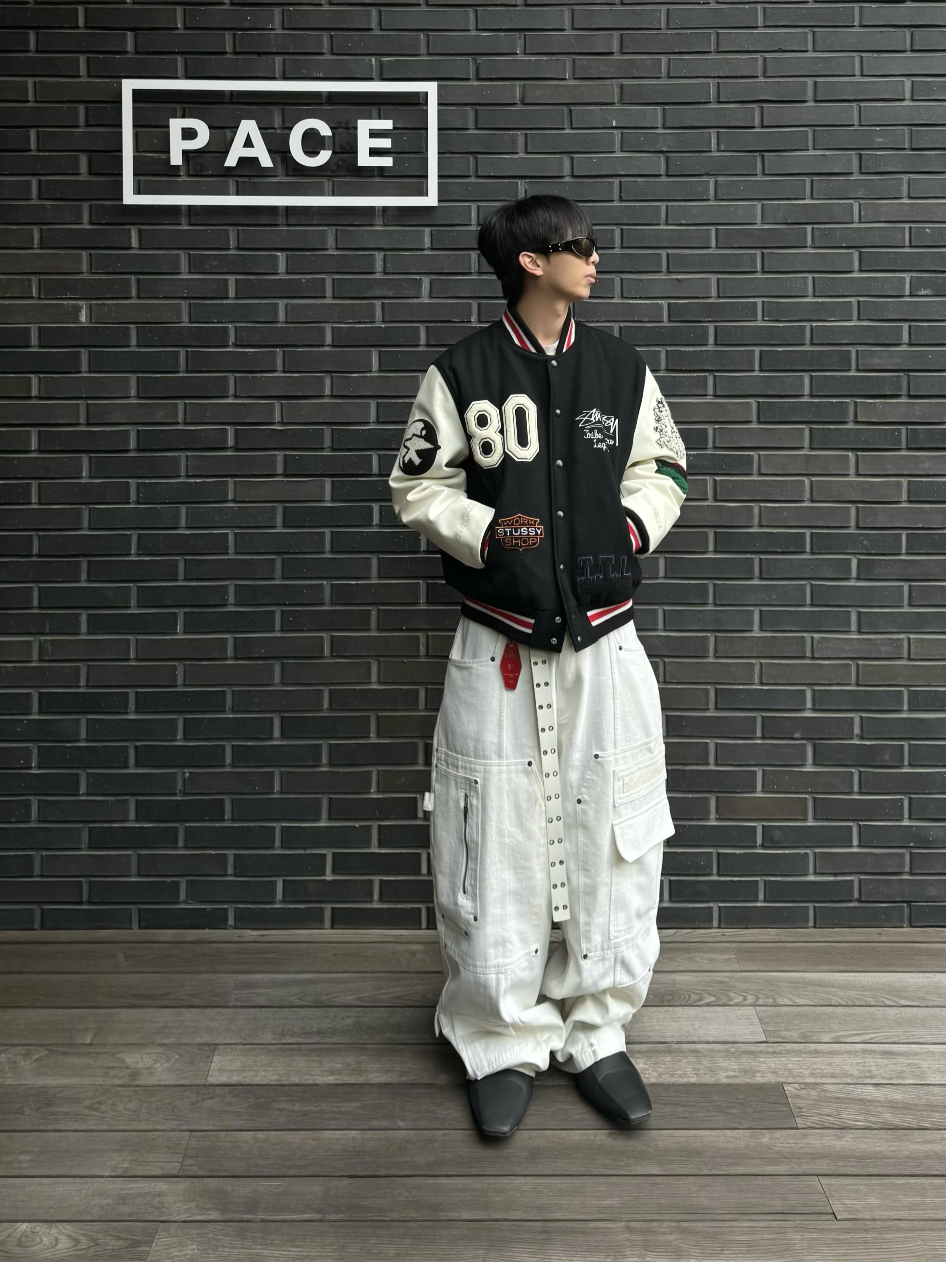 Nos Couleurs x Koin x Llud Rivet Carpenter Pants White, Stussy x Our Legacy x Denim Tears TTL Varsity Jacket Black 착용 스타일 - 3