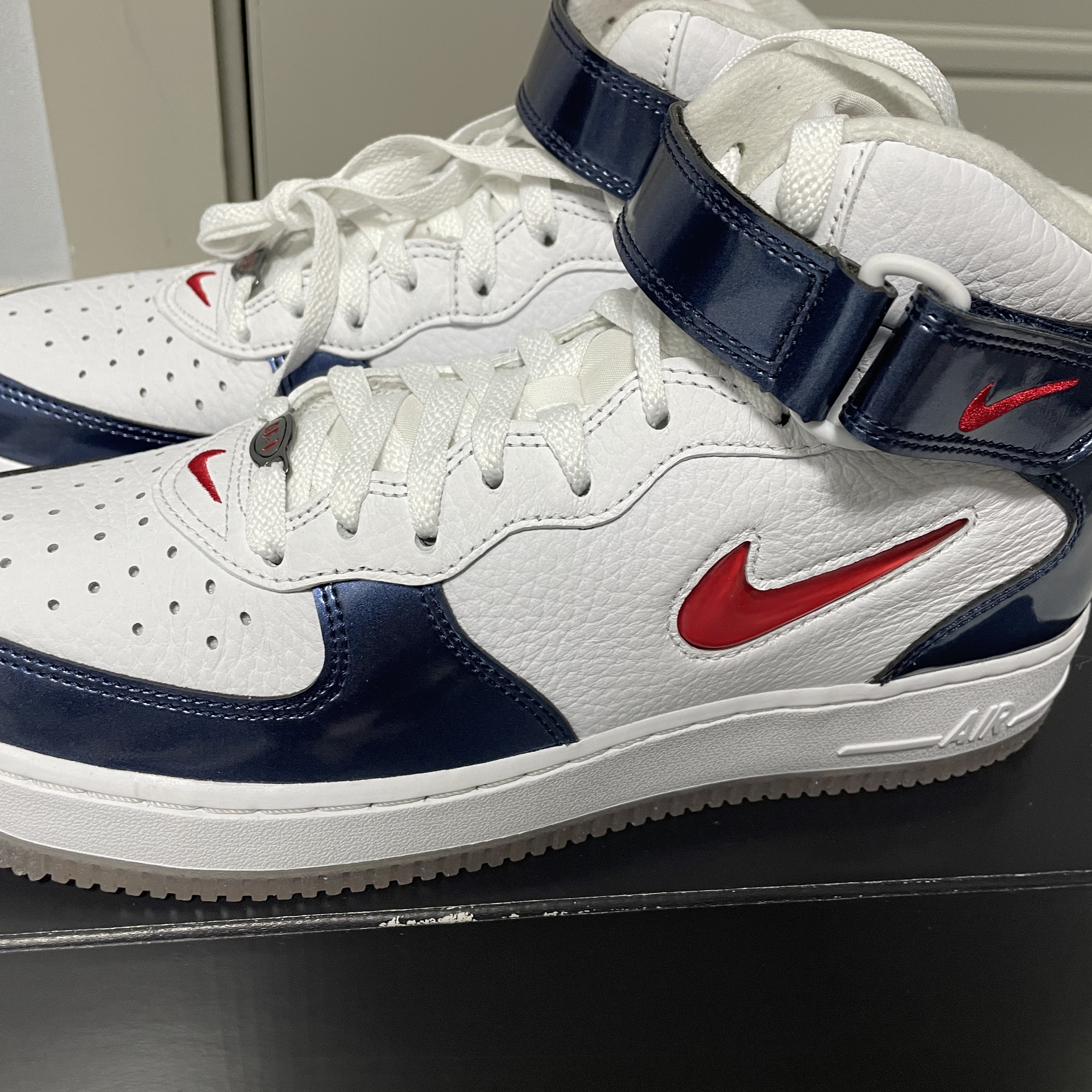 Nike Air Force 1 Mid QS University Red and Midnight Navy 착용 스타일