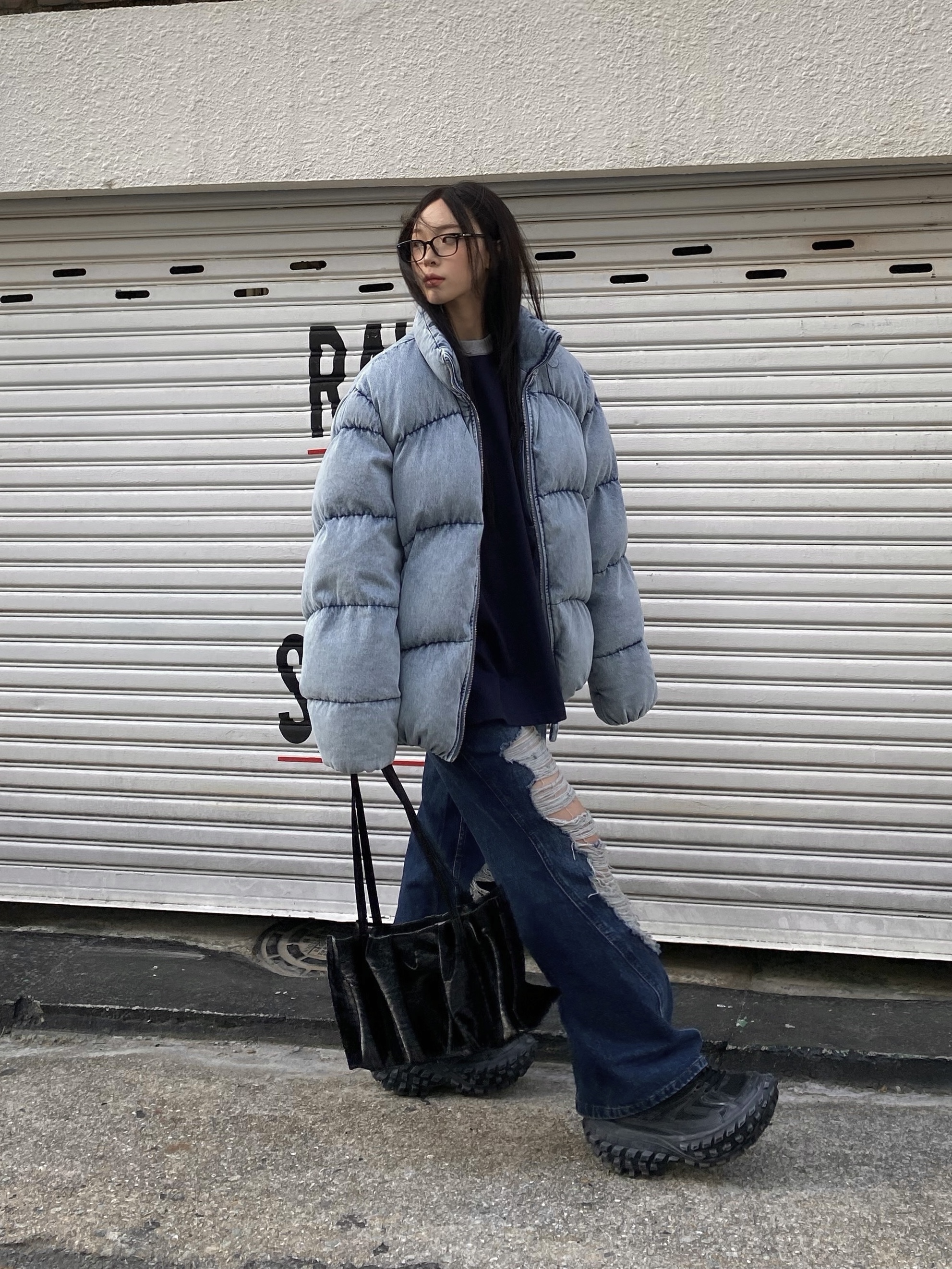 Balenciaga Defender Sneakers Black, Millo Women Curved Damage Wide Jeans Deep Blue 착용 스타일 - 1