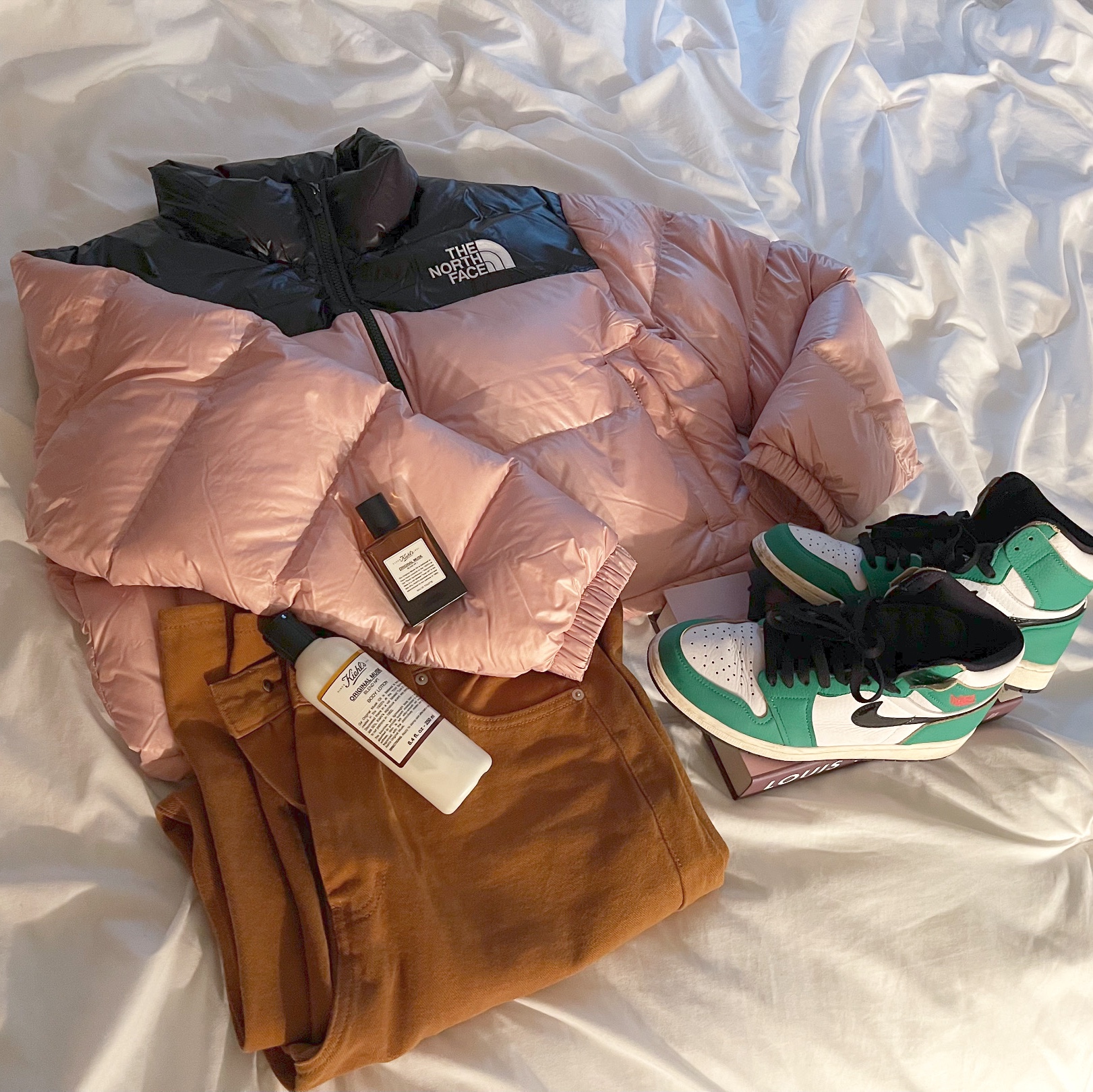 (W) The North Face Nuptse Short Jacket Pastel Pink, (W) Jordan 1 Retro High OG Lucky Green 착용 스타일