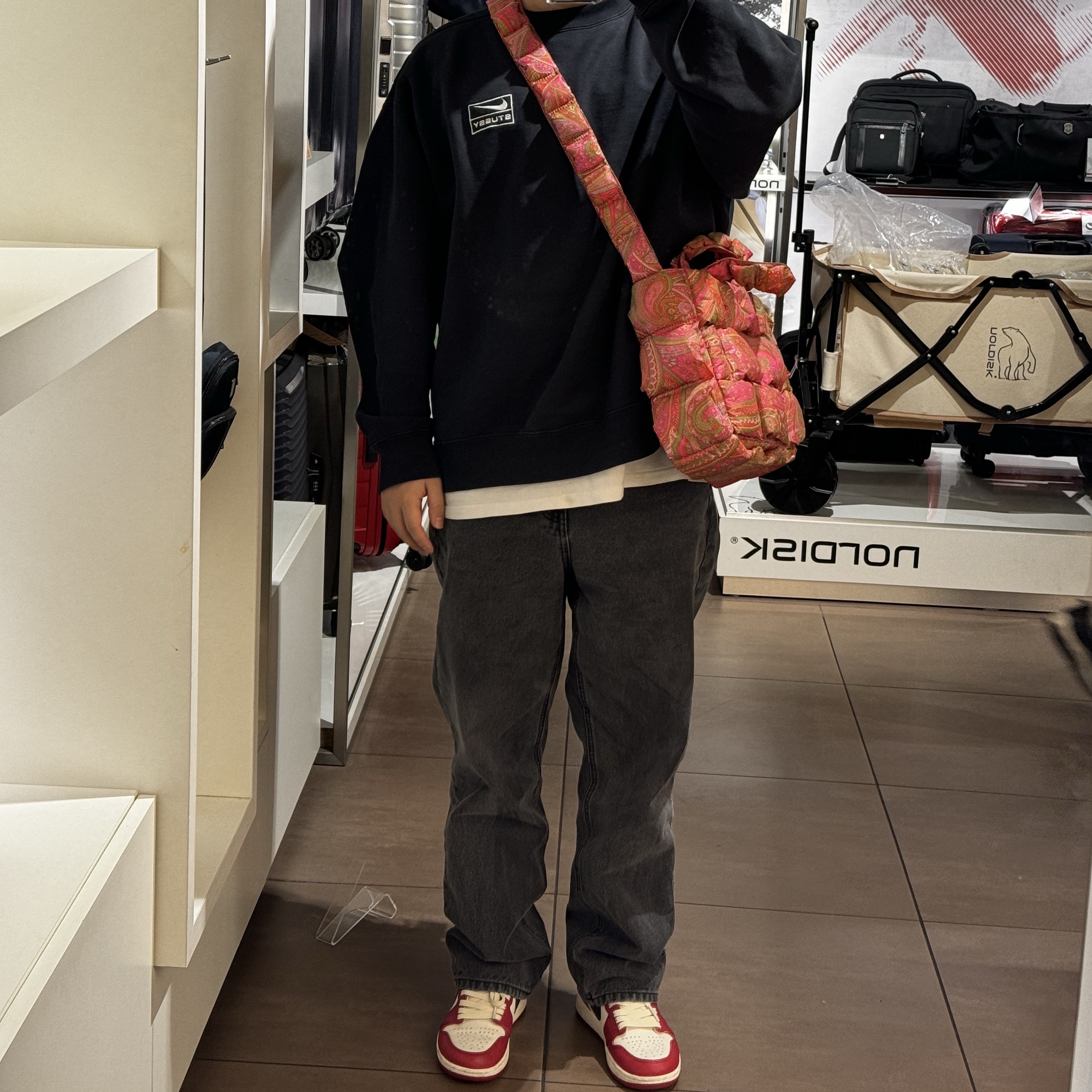 Jordan 1 Retro High OG Chicago 2022, Nike x Stussy NRG Washed Fleece Crewneck Black (DO5310-010) 착용 스타일