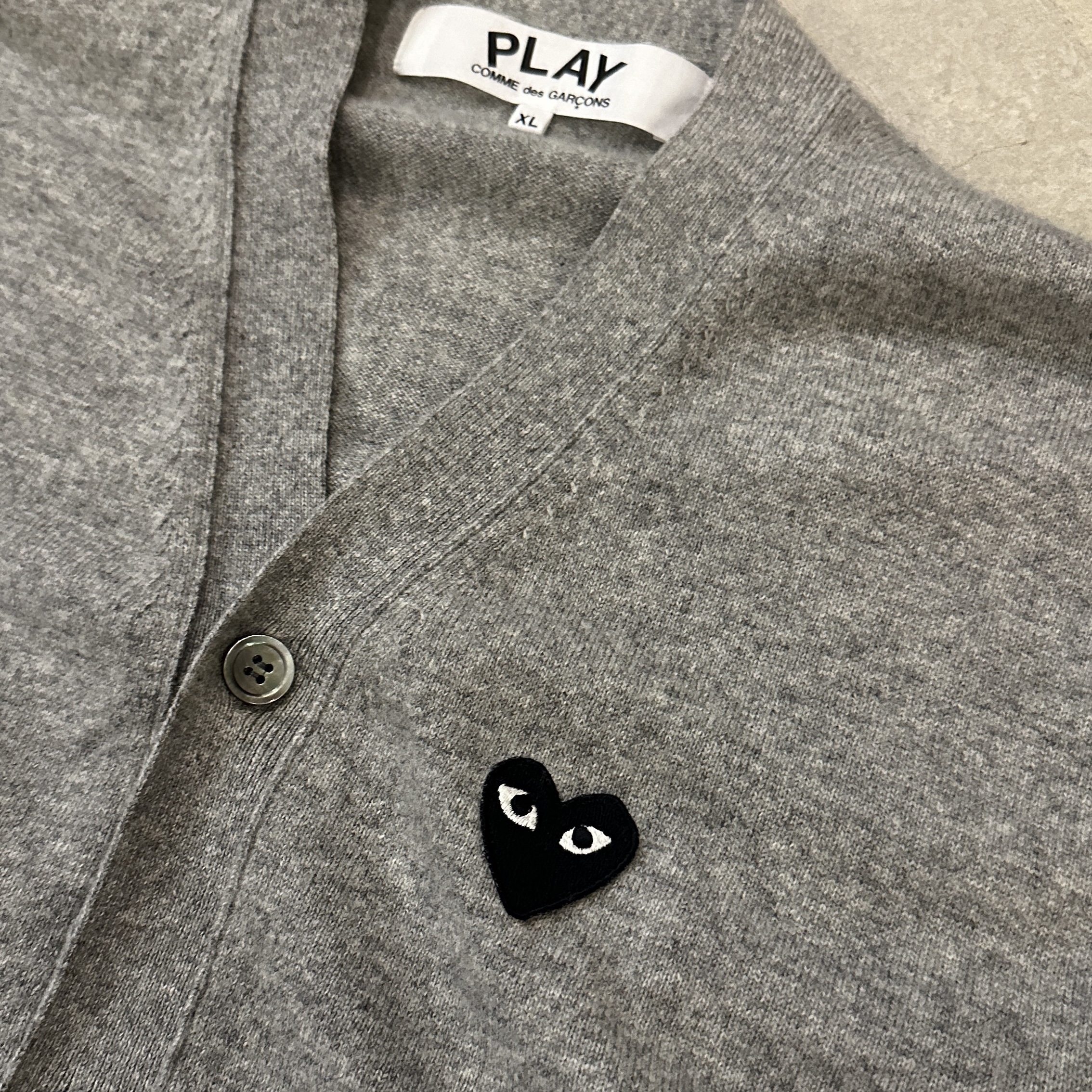 Play Comme des Garcons Black Heart Knit Cardigan Grey 착용 스타일