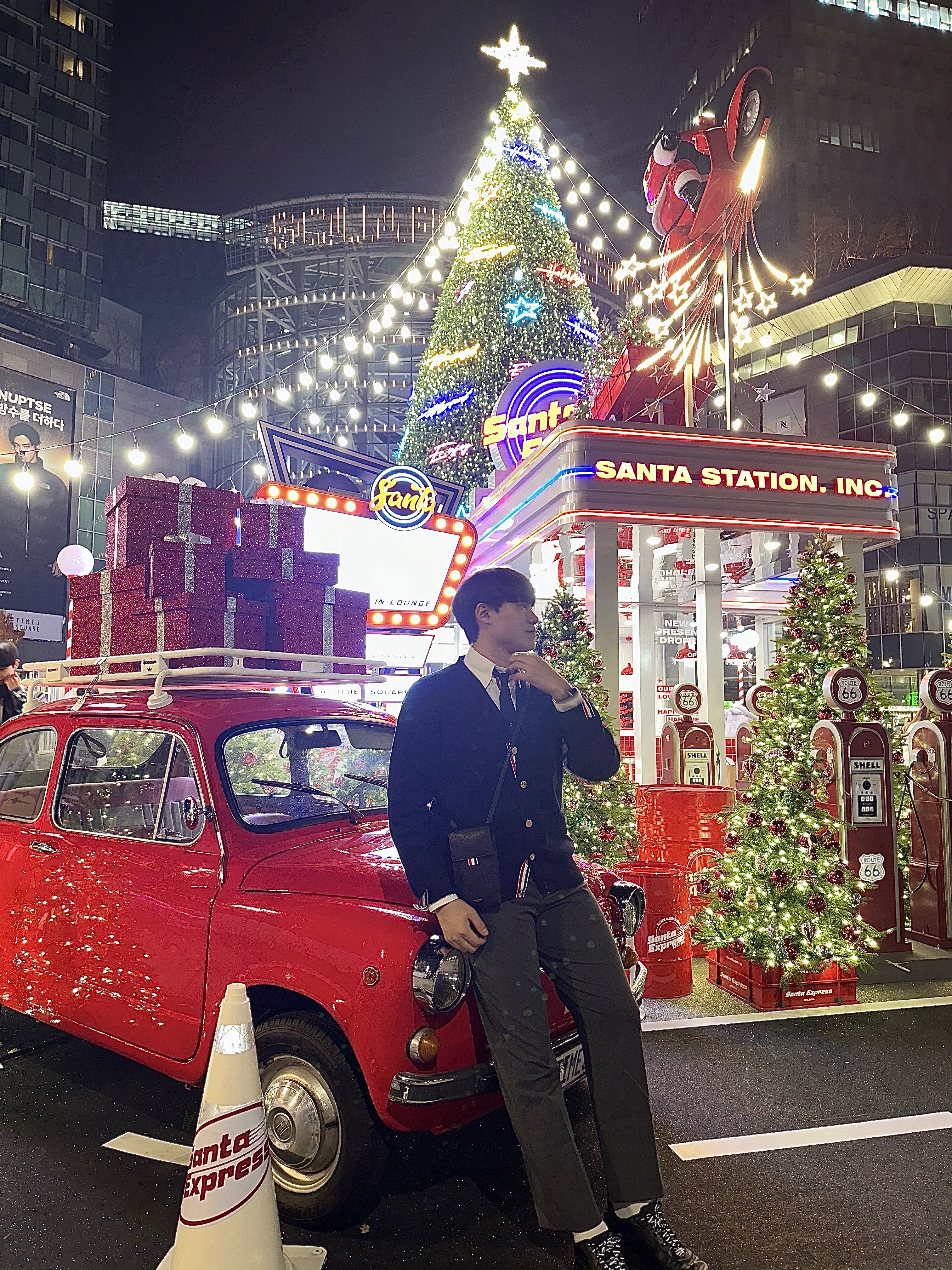 Thom Browne Milano Stitch 4-Bar Cardigan Navy, Thom Browne Strap Phone Holder Black 착용 스타일 - 1