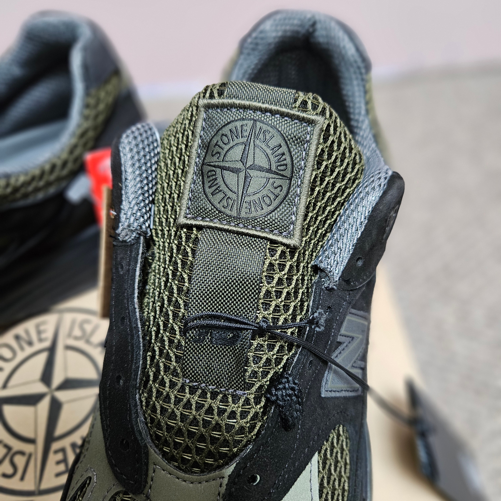 New Balance x Stone Island 991v2 Made in UK Black Olive Night, New Balance x Carhartt WIP 990v6 Made in USA Hamilton Brown Military Green 착용 스타일 - 3