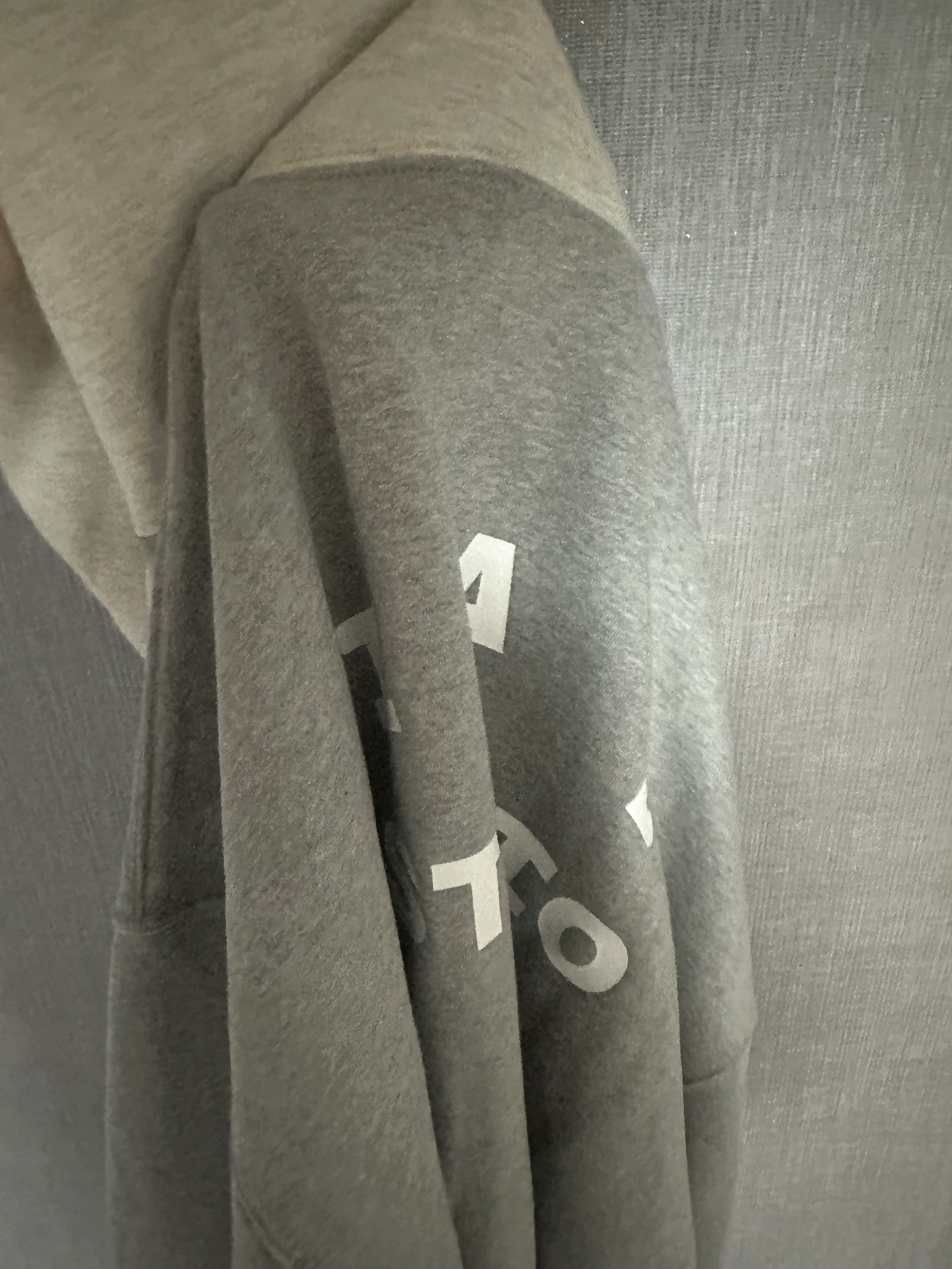 IAB Studio Hoodie Dual Gray 착용 스타일 - 3