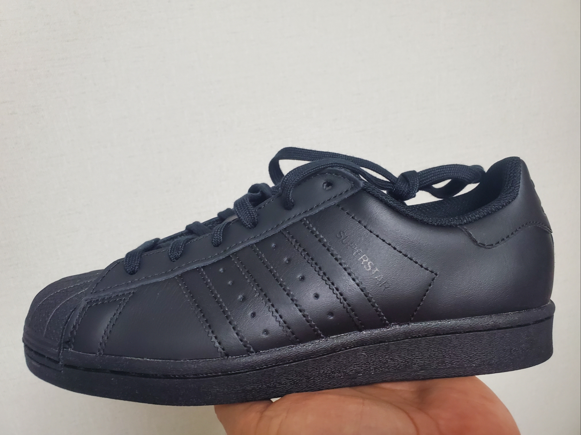 Adidas Superstar Triple Black 착용 스타일 - 1