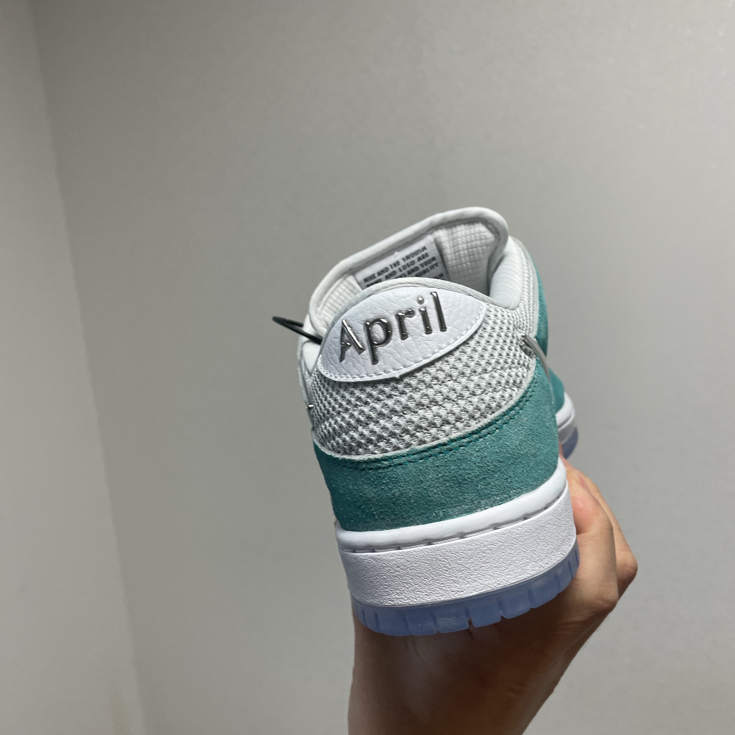 Nike x April Skateboards SB Dunk Low Pro QS Racer Blue Metallic Silver 착용 스타일 - 4
