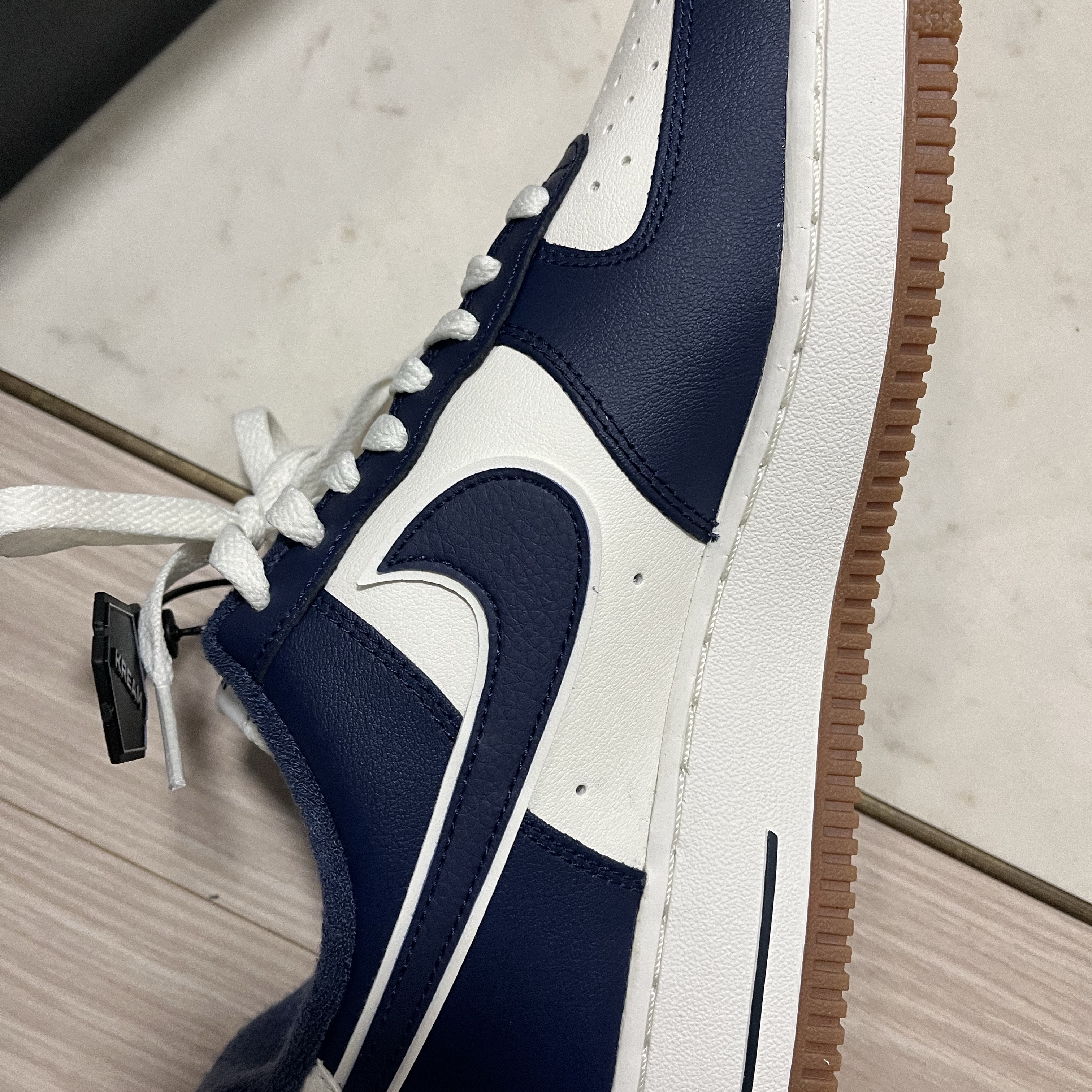 Nike Air Force 1 '07 LV8 Midnight Navy 착용 스타일 - 2