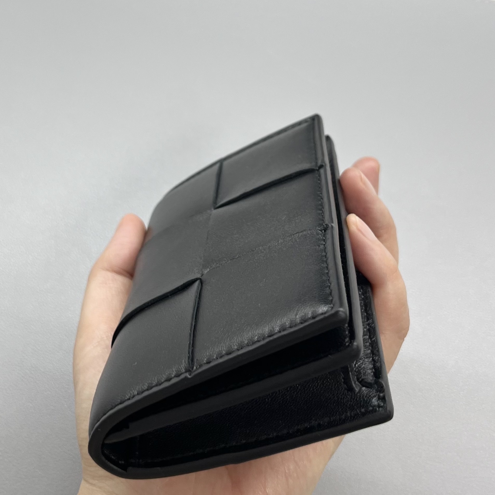 Bottega Veneta Business Card Case Black 착용 스타일 - 3
