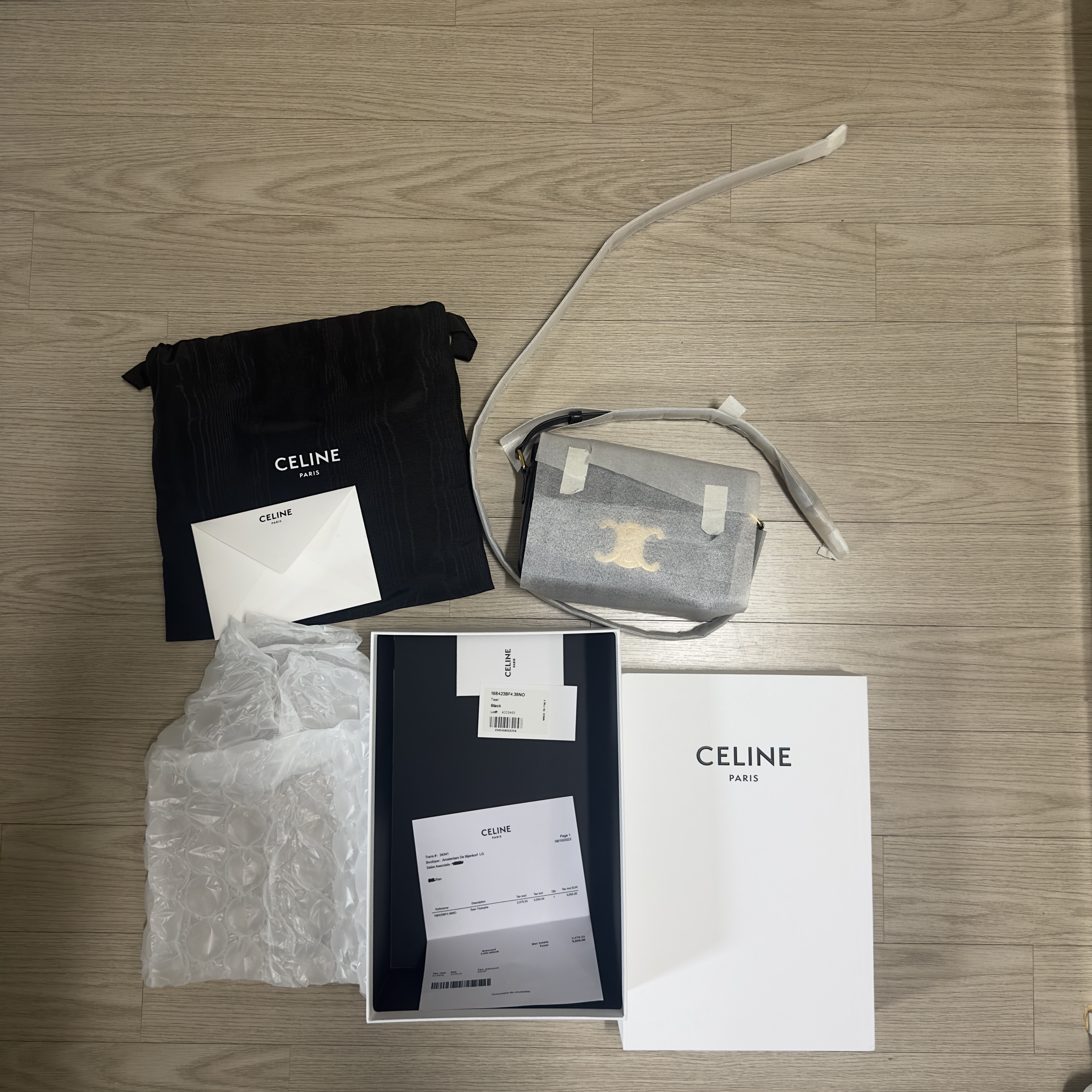 Celine Teen Triomphe Bag in Shiny Calfskin Black 착용 스타일 - 1