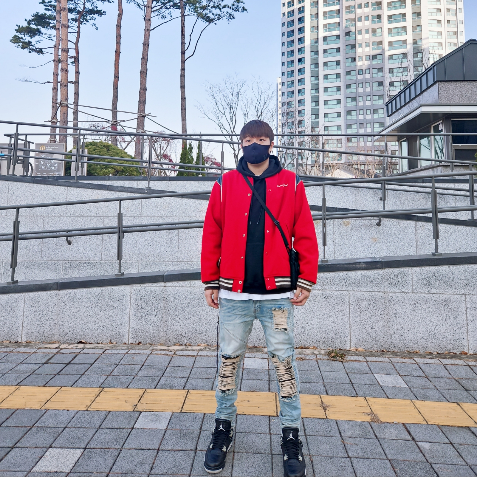 Supreme Shoulder Bag Black - 19FW, Jordan 4 Retro Oreo 2015 착용 스타일