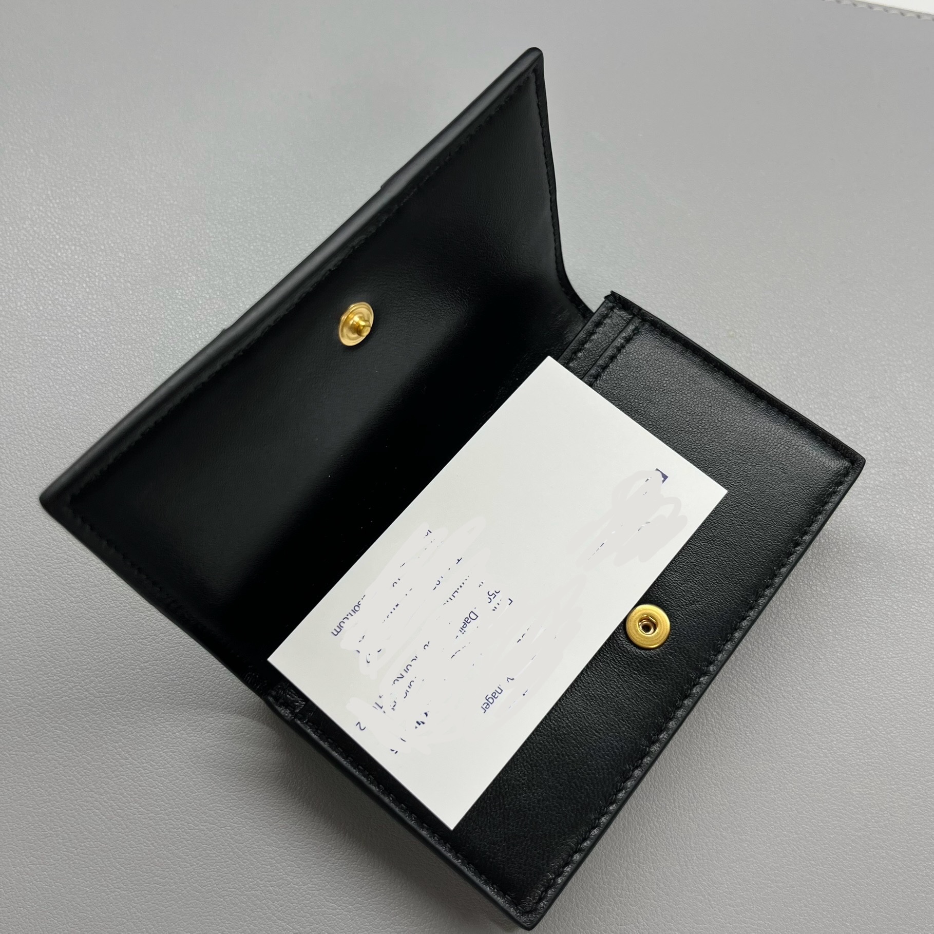 Bottega Veneta Business Card Case Black 착용 스타일 - 1