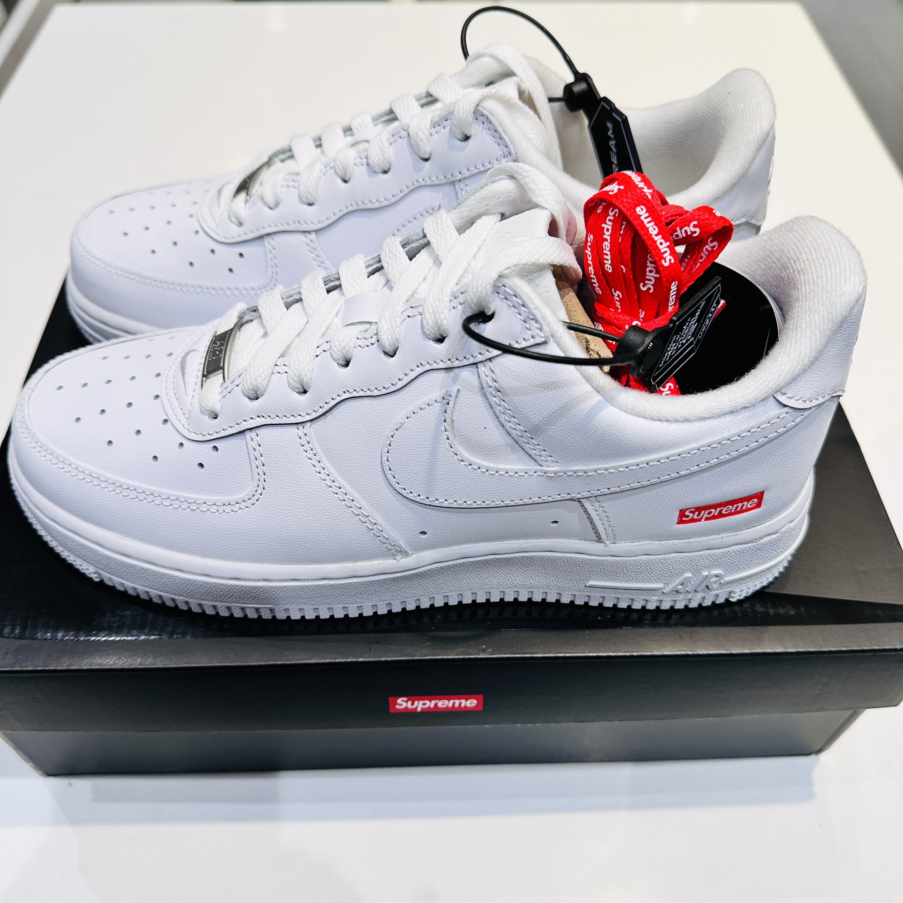 Nike x Supreme Air Force 1 Low White 착용 스타일 - 2