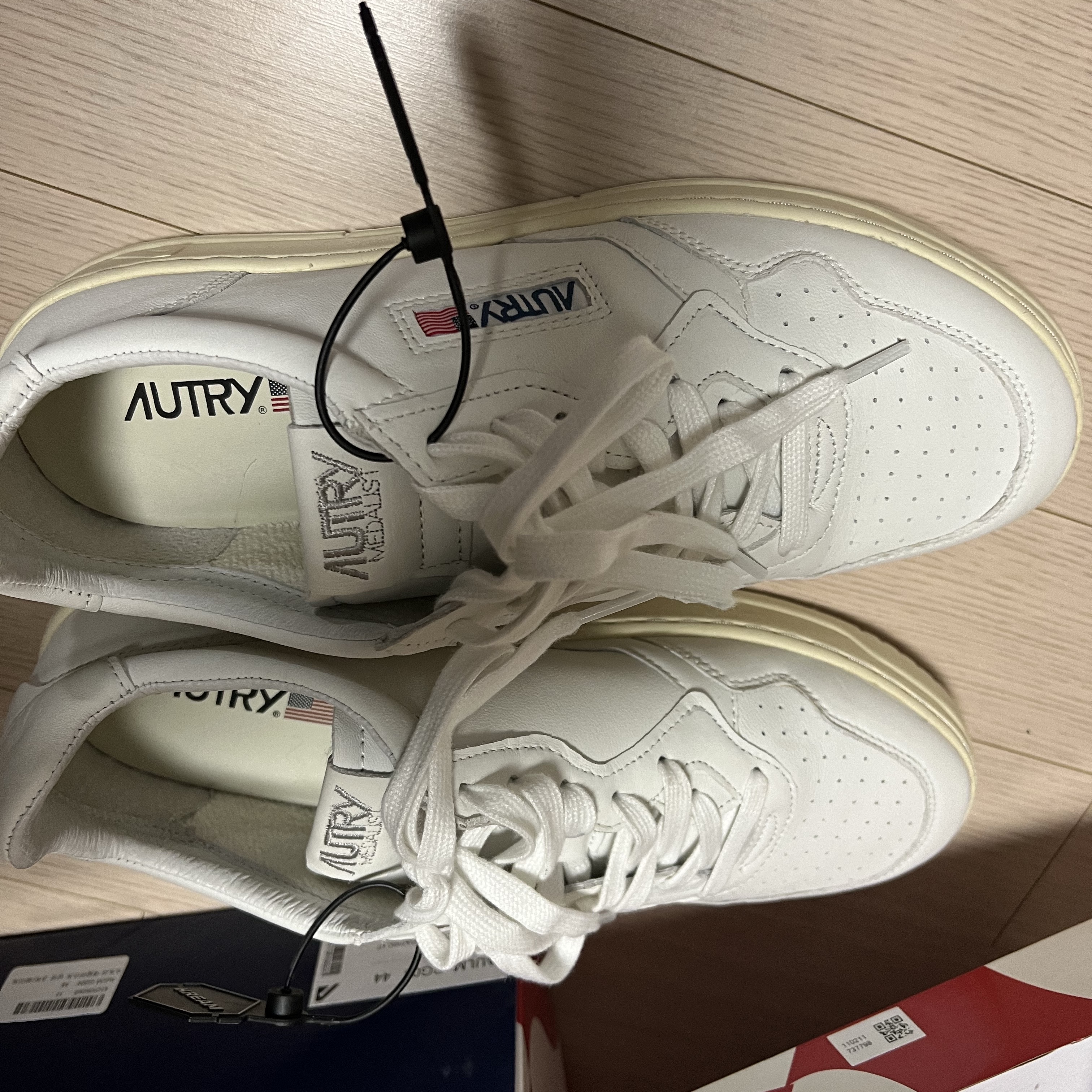 Autry Medalist Low Goatskin Sneakers White 착용 스타일 - 4