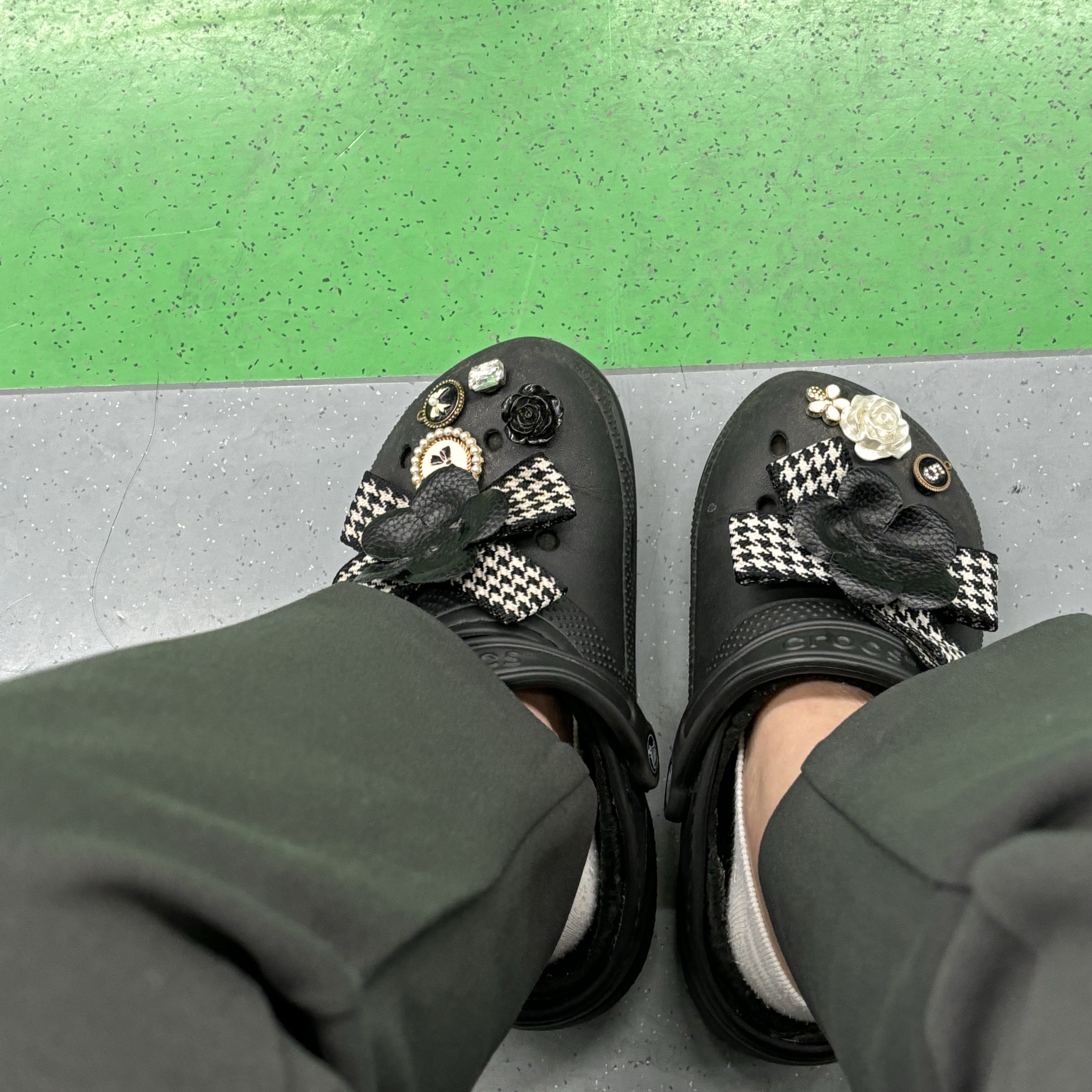 Crocs Classic Lined Clog Black 착용 스타일
