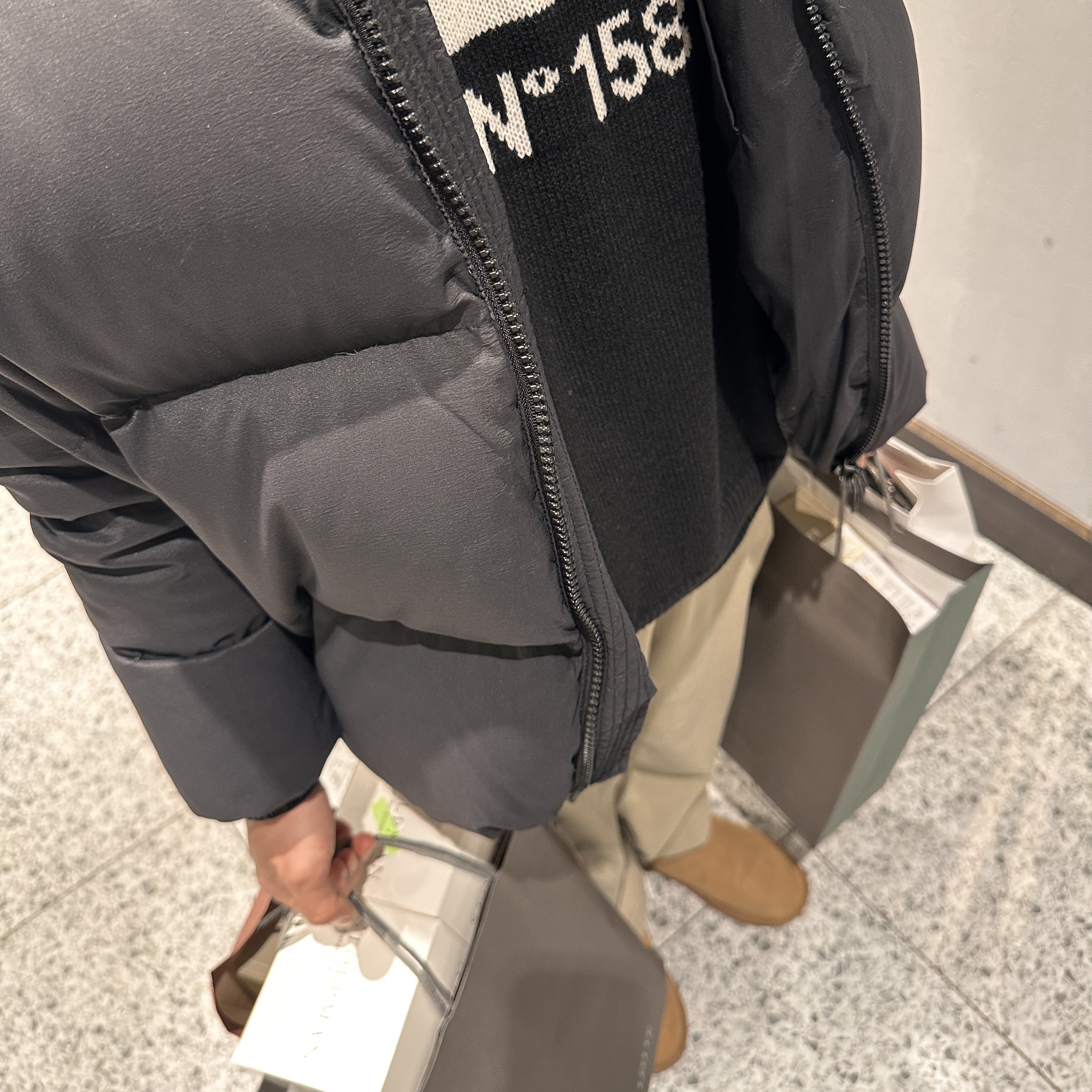 (W) UGG Classic Short II Boots Chestnut 착용 스타일 - 2