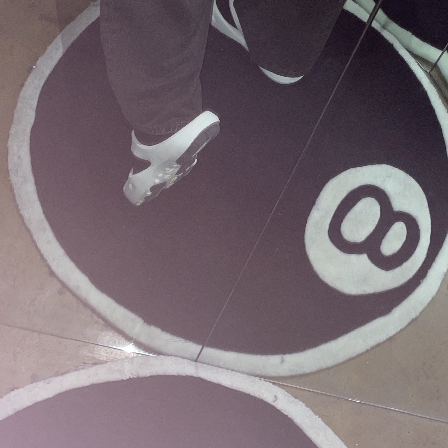 Stussy 8 Ball Rug Black 착용 스타일