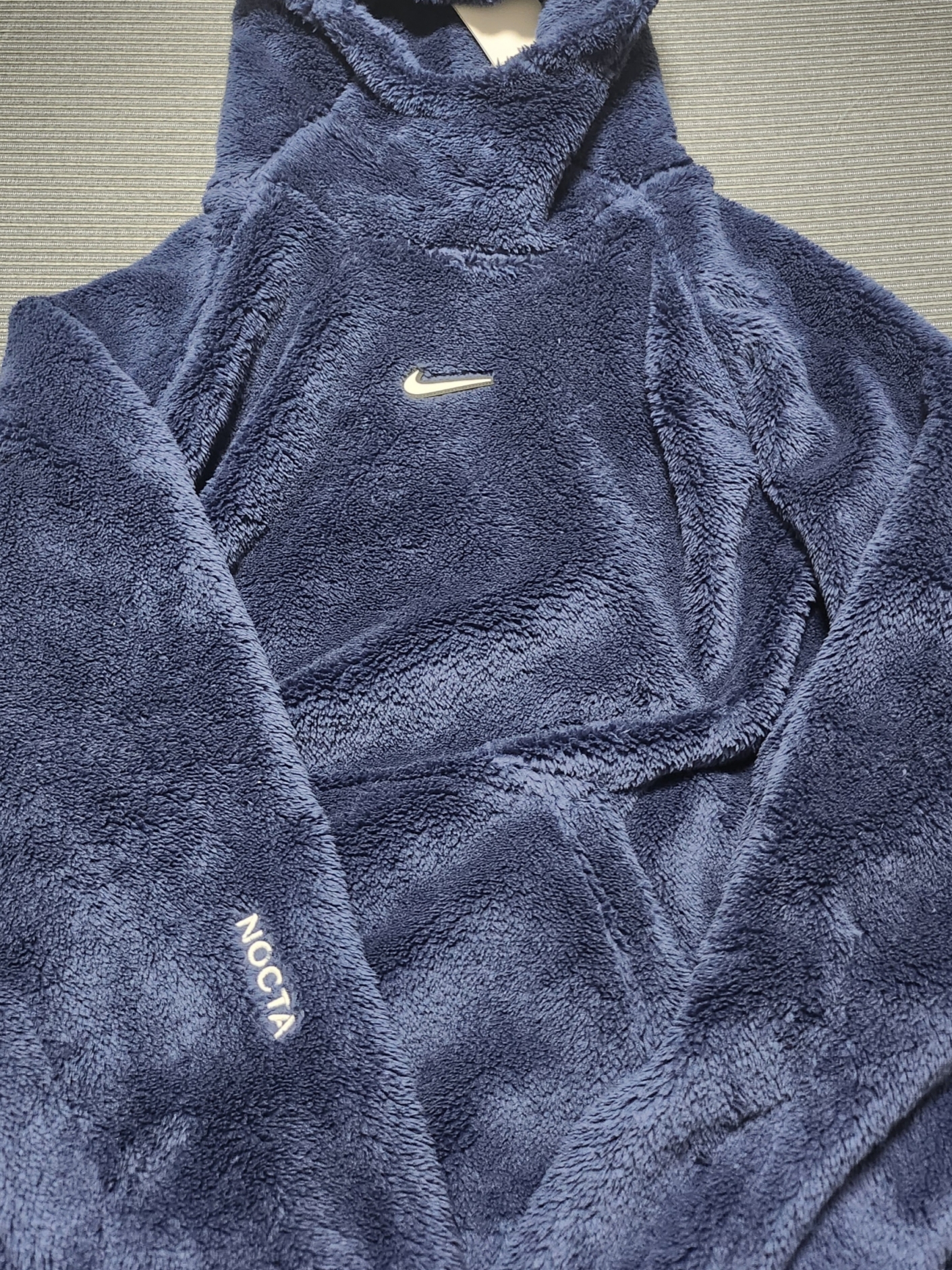 (W) Nike x Drake Nocta 8K Peaks Fleece Hoodie Midnight Navy (DV3645-410) 착용 스타일 - 1