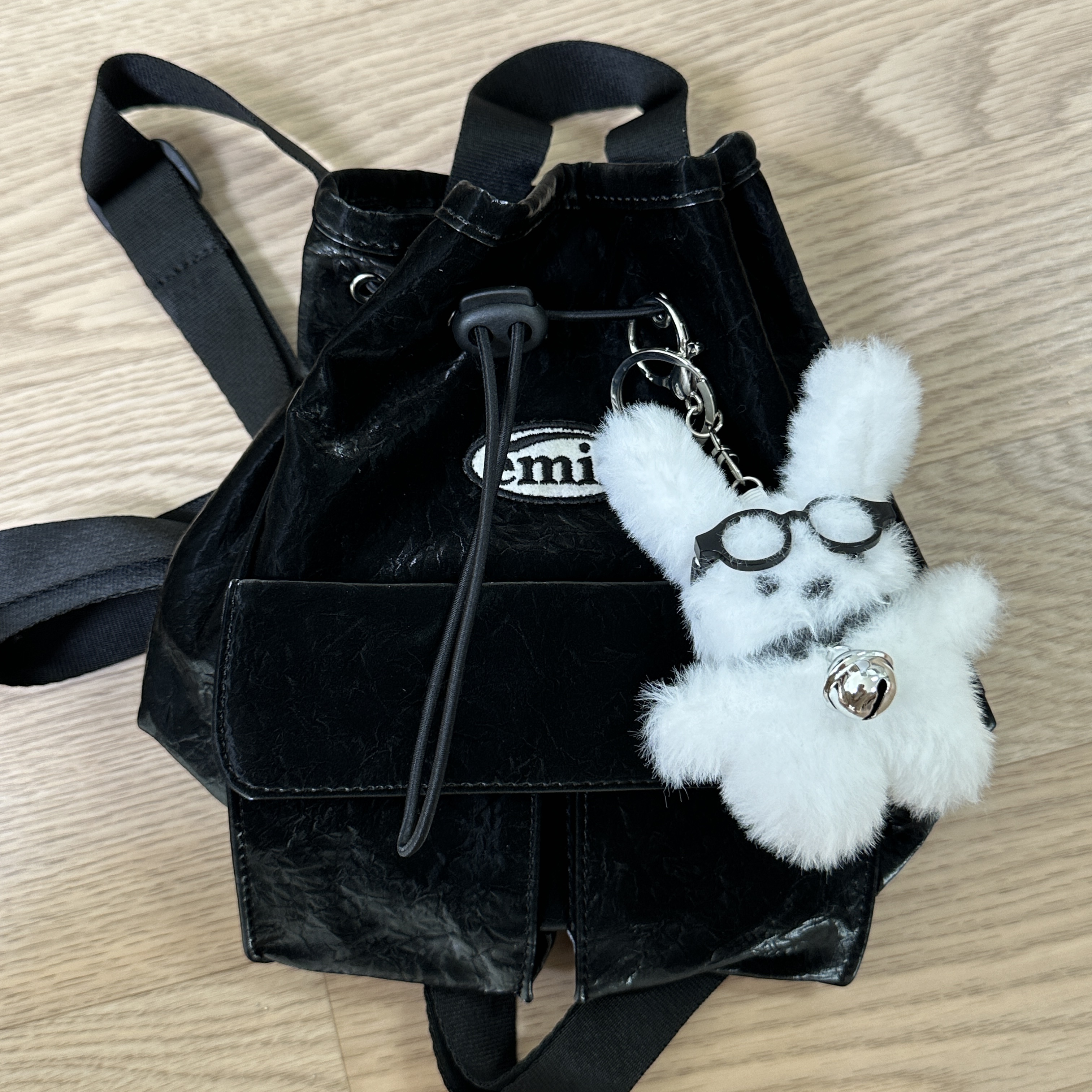 Emis Mini Wappen Pocket Backpack Black 착용 스타일