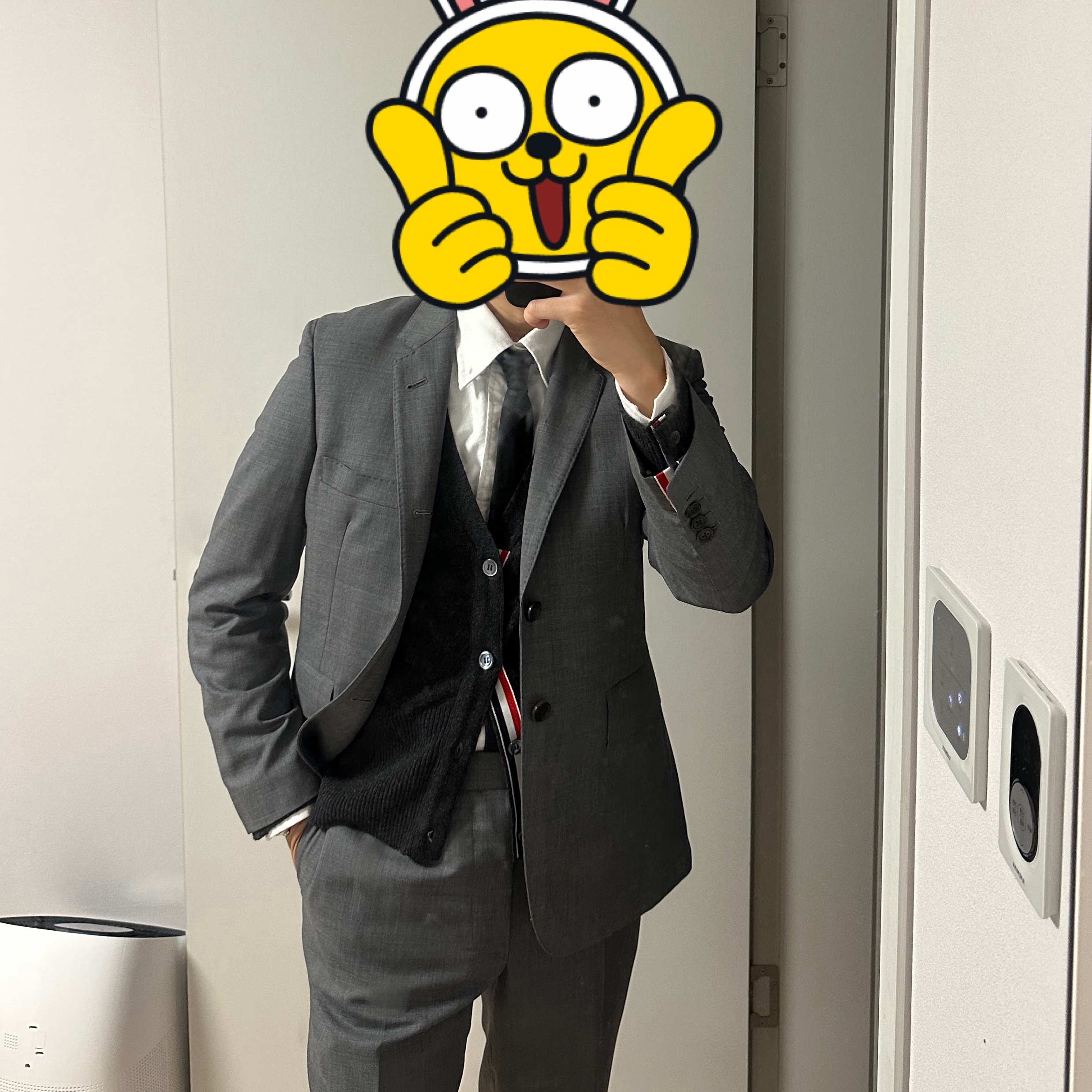 Thom Browne Super 120S Wool Twill Classic Suit Medium Grey, Thom Browne Cashmere 4-Bar Cardigan Dark Grey 착용 스타일