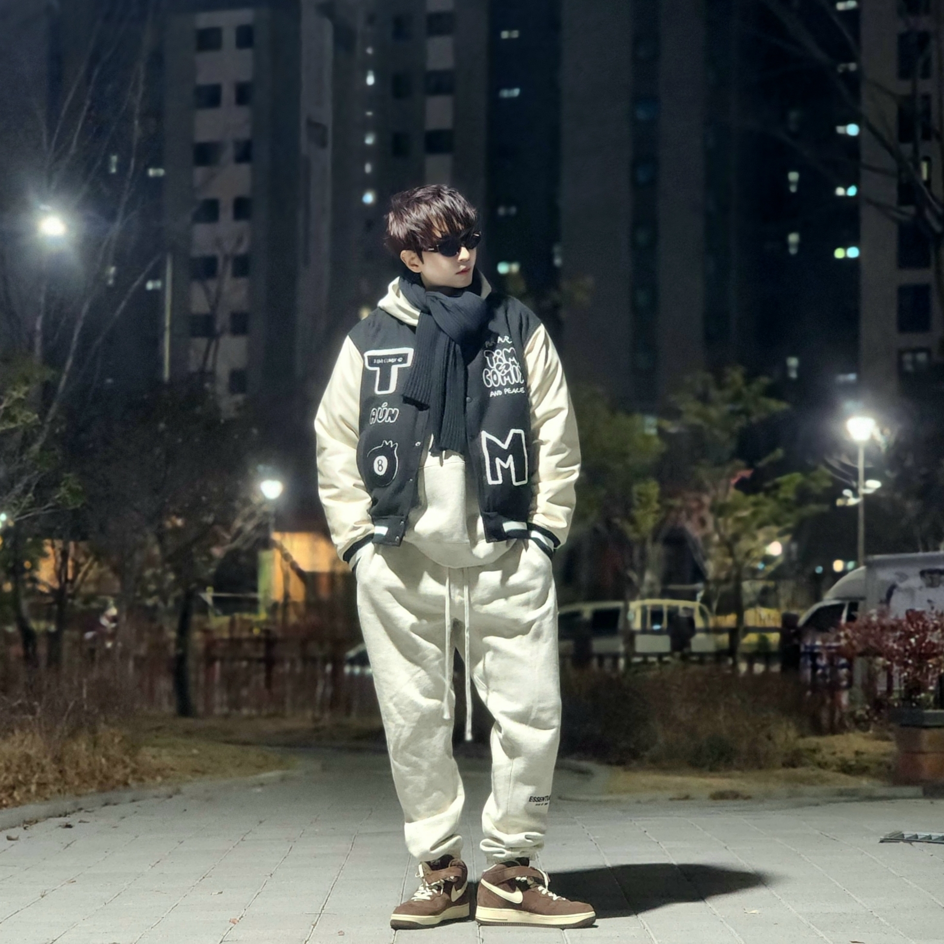 Essentials The Core Collection Hoodie Light Oatmeal, Essentials The Core Collection Sweatpants Light Oatmeal 착용 스타일 - 4