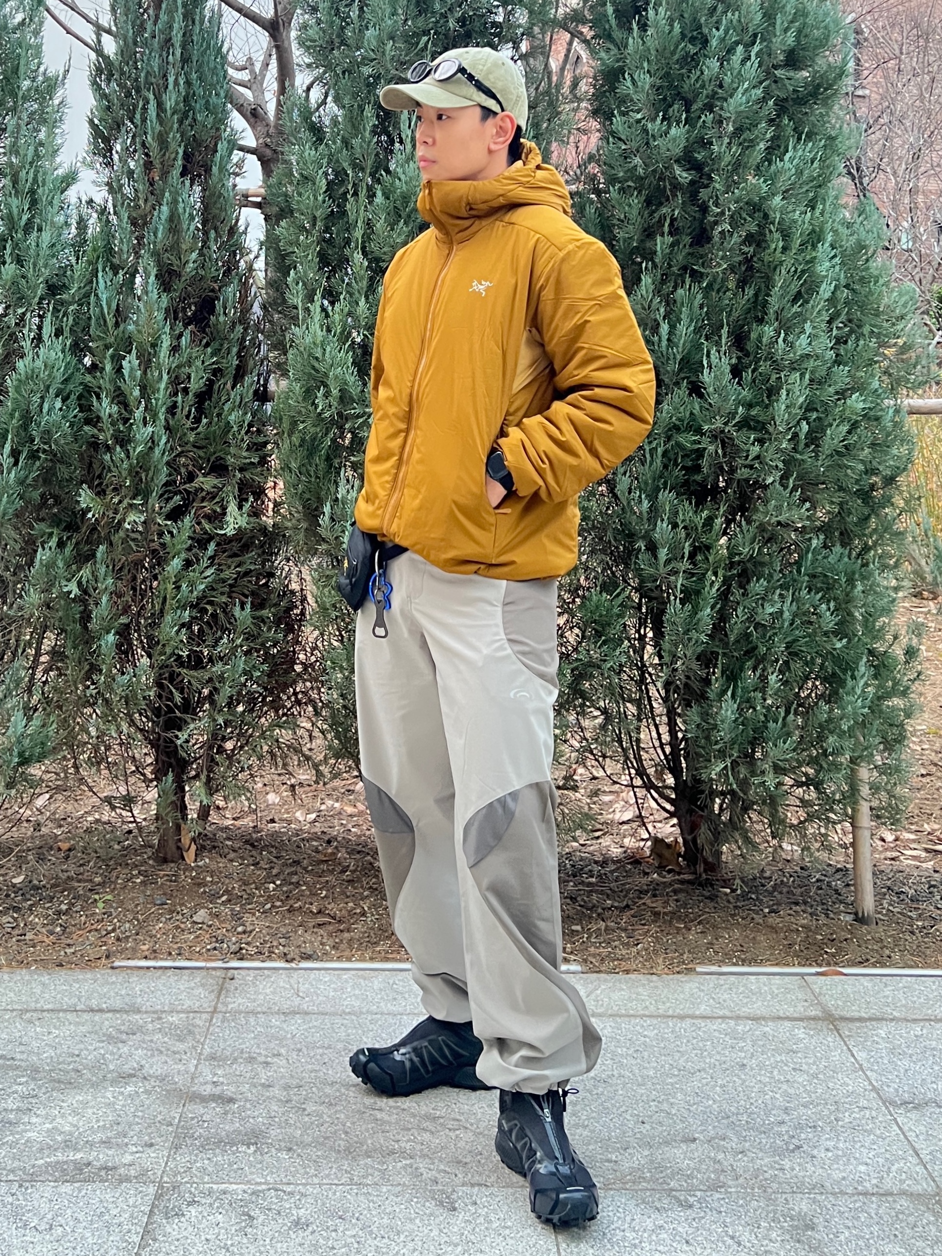 Arc'teryx Atom Heavyweight Hoody Yukon, Art of Field Three Colourway Pants Khaki 착용 스타일 - 1
