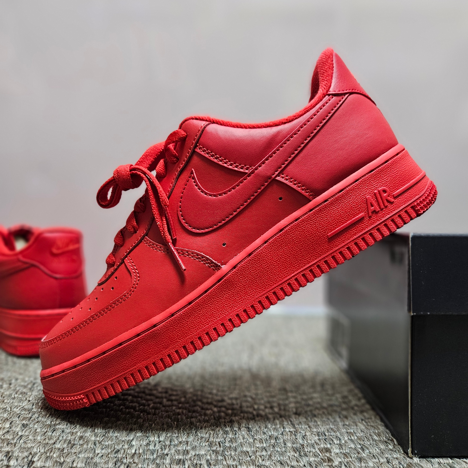 Nike Air Force 1 '07 LV8 Low 1 Triple Red 착용 스타일 - 1
