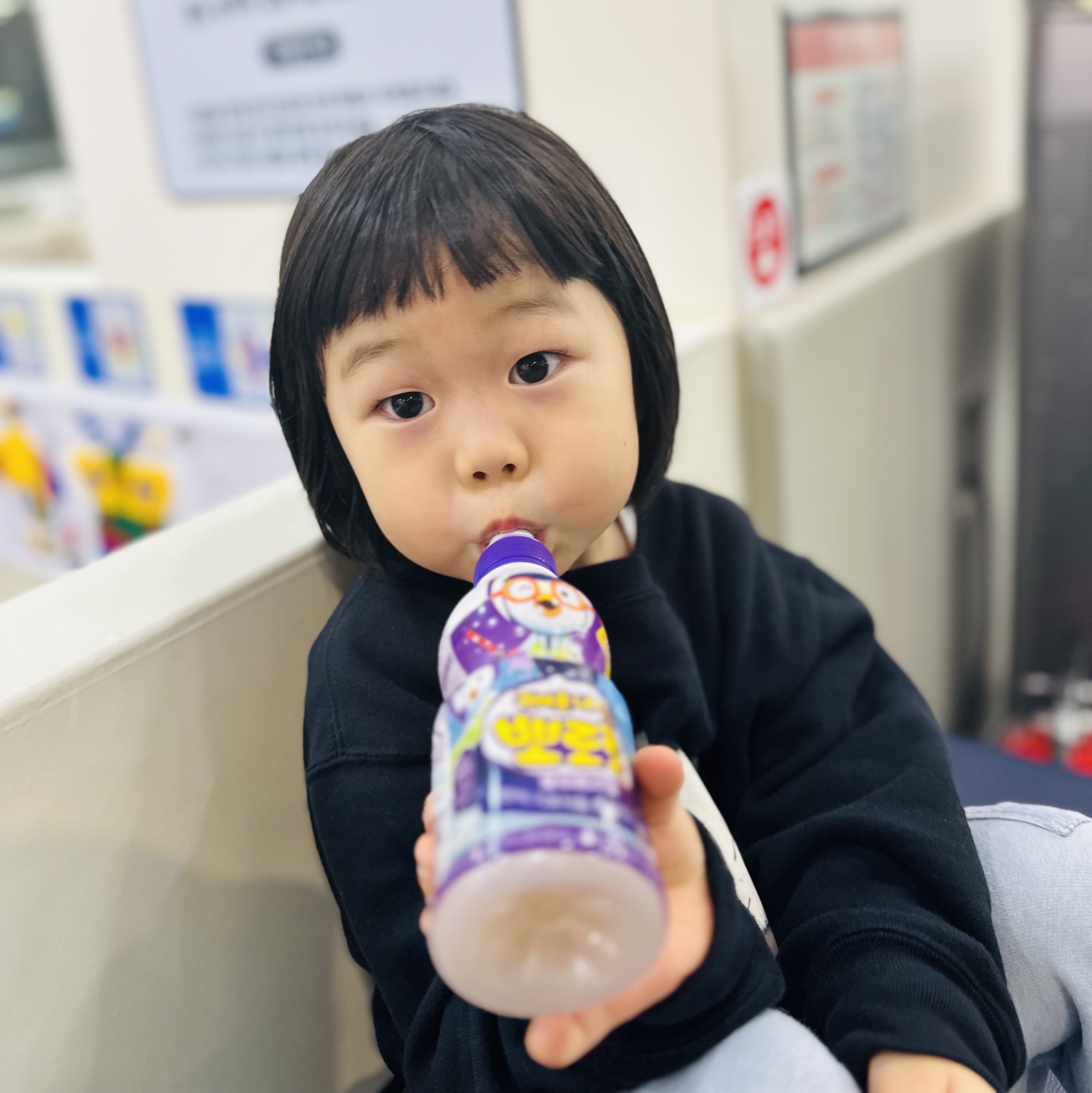 (Kids) Uniqlo UT x Kaws Long Sleeve Sweatshirt Black 착용 스타일 - 5